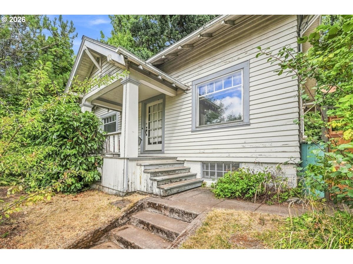 2113 N SUMNER ST Property Photo 1