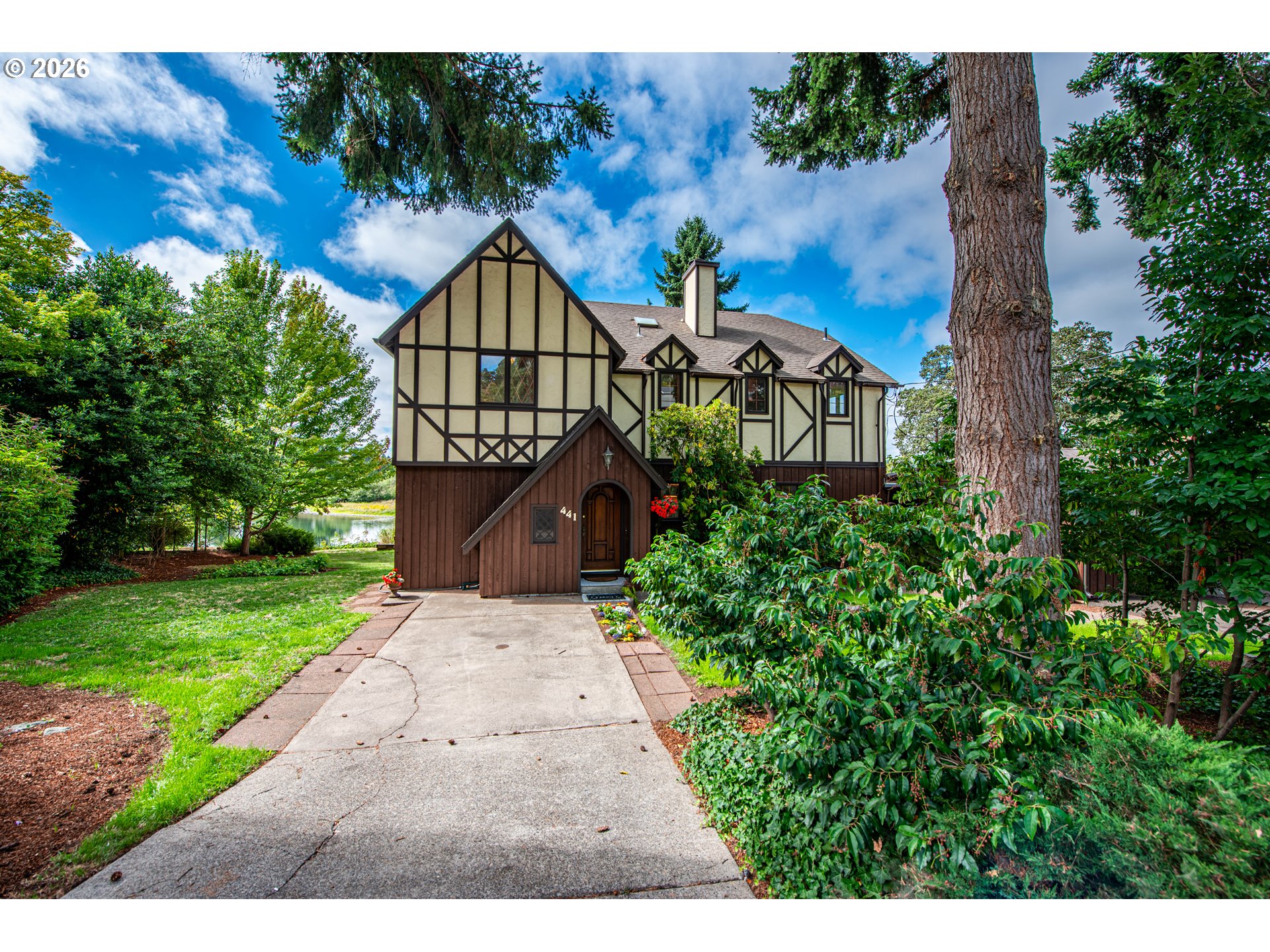 441 W D St Property Photo 3