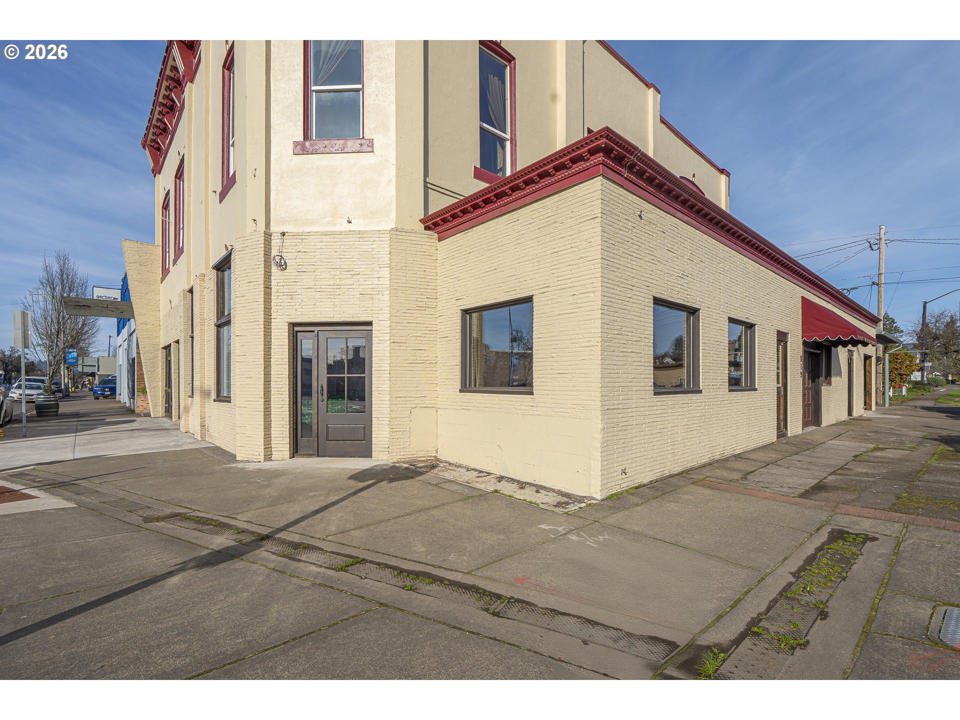 811 E 1st St Property Photo 3