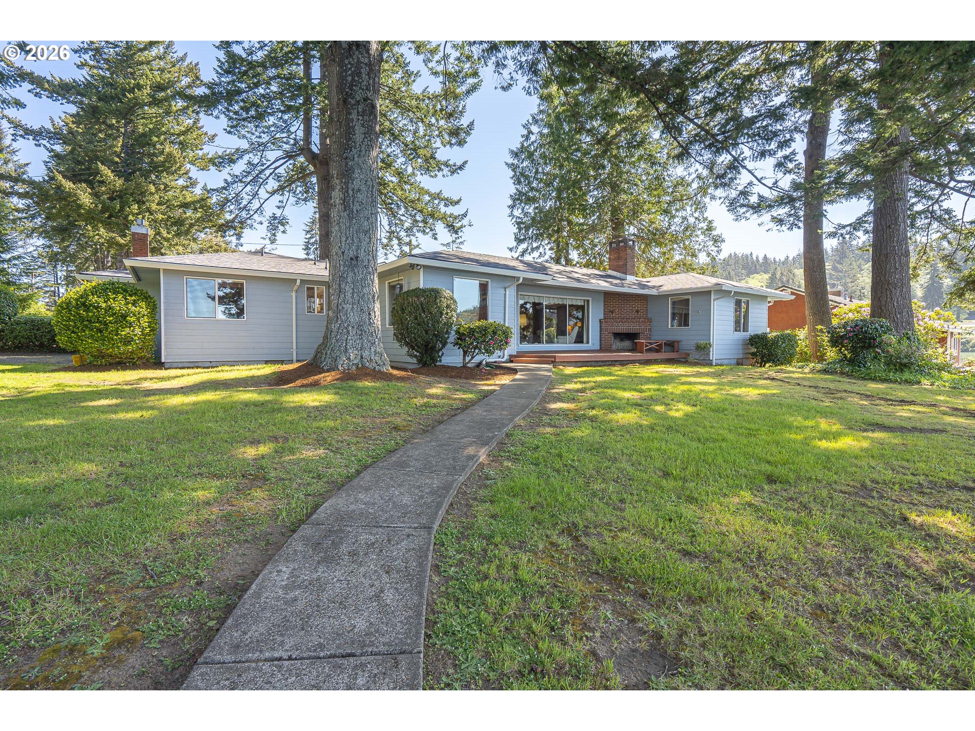 2915 Ne Loop Dr Property Photo 1