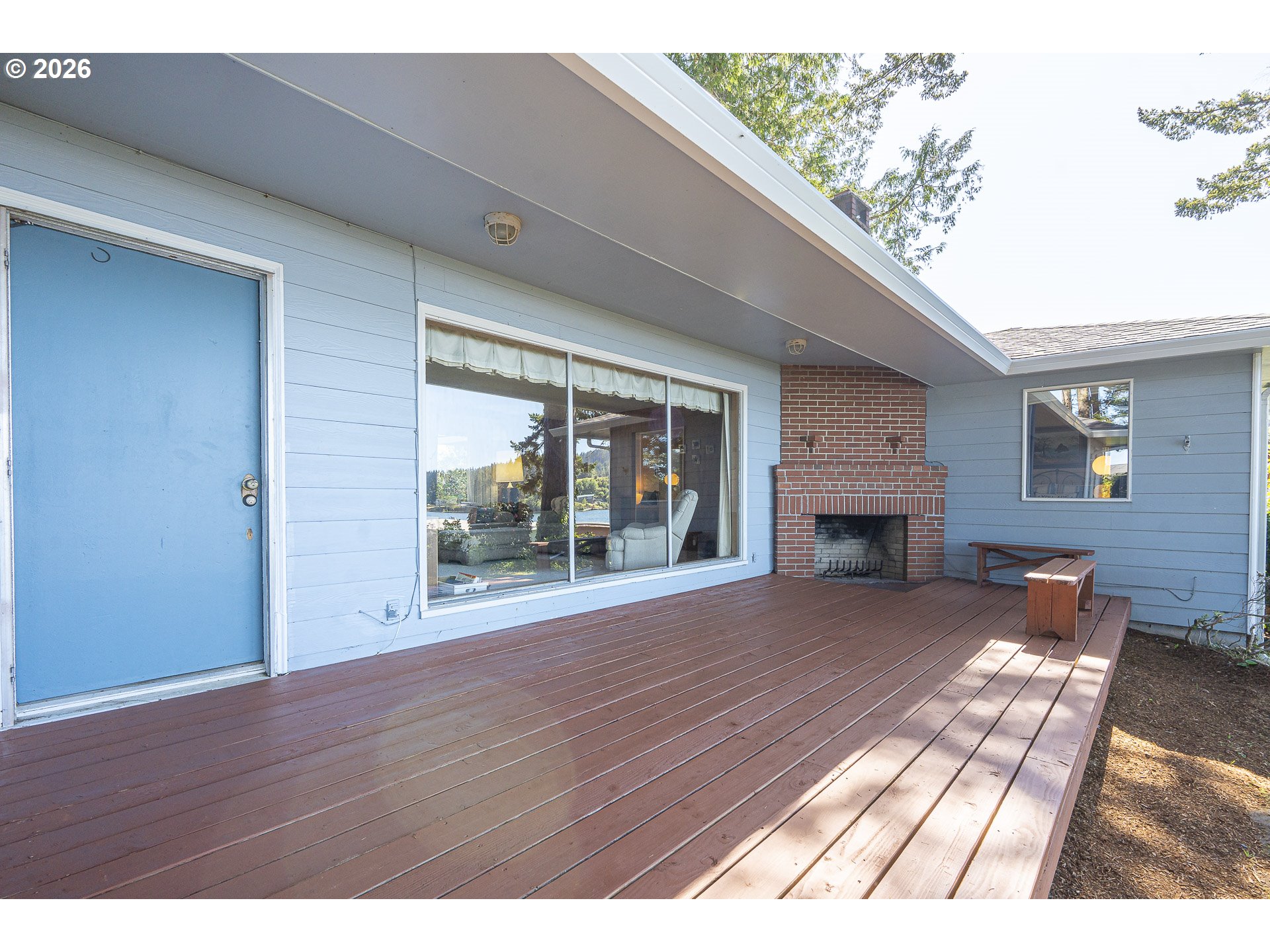 2915 Ne Loop Dr Property Photo 2
