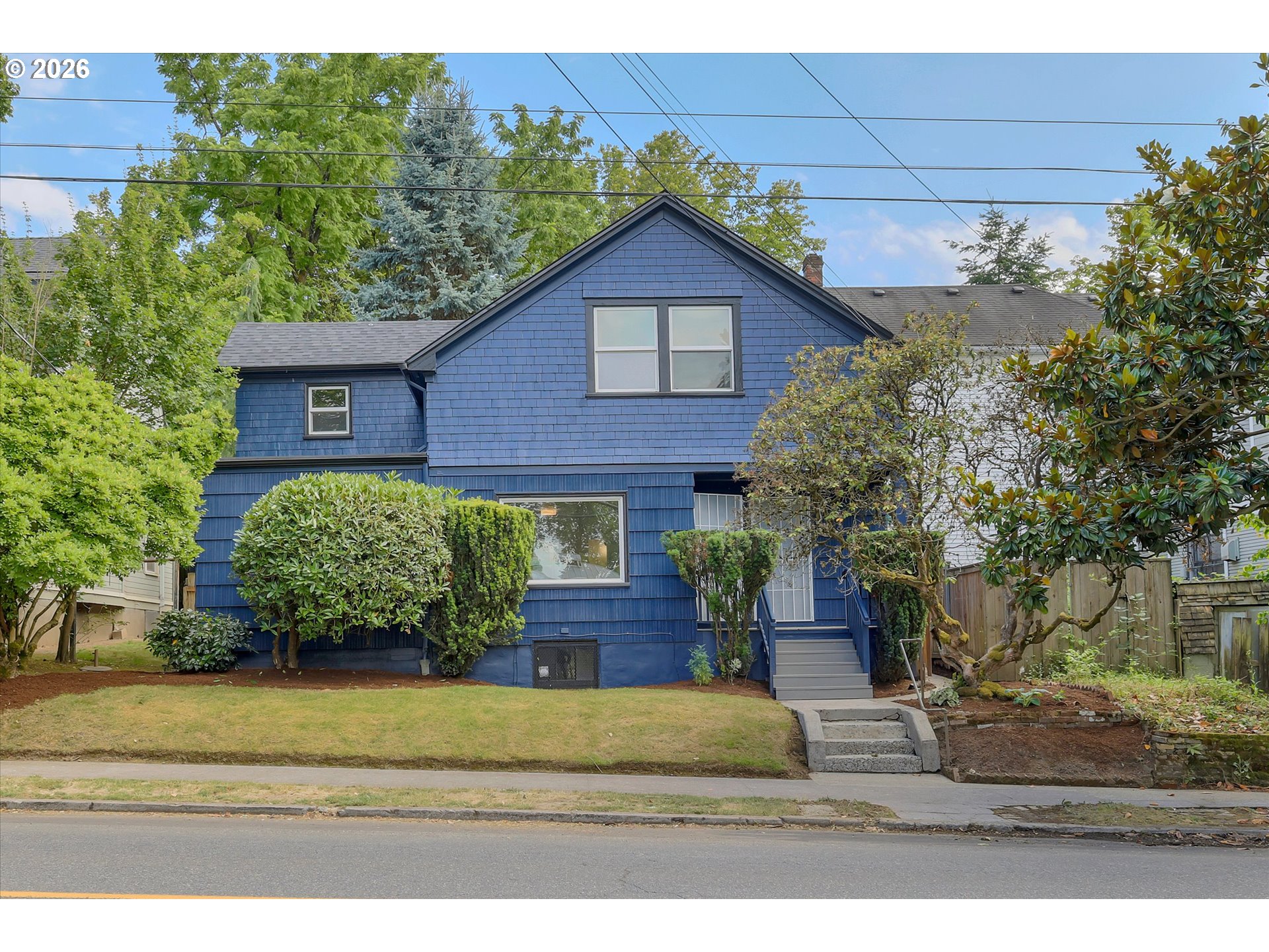 1712 SE STARK ST Property Photo 1