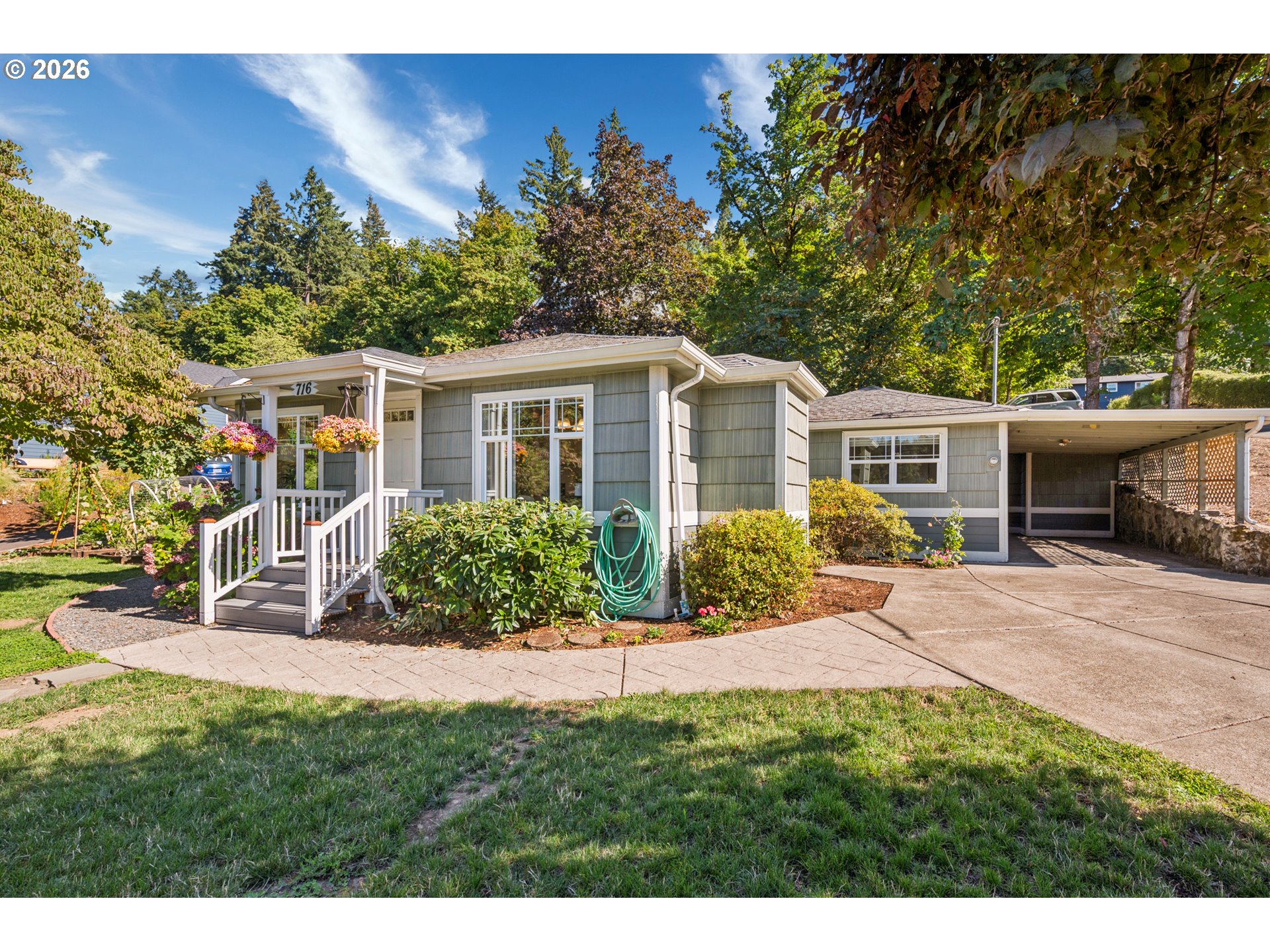716 4th Ave Property Photo 1