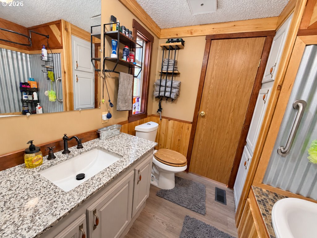 450 Tiara St Property Photo 15