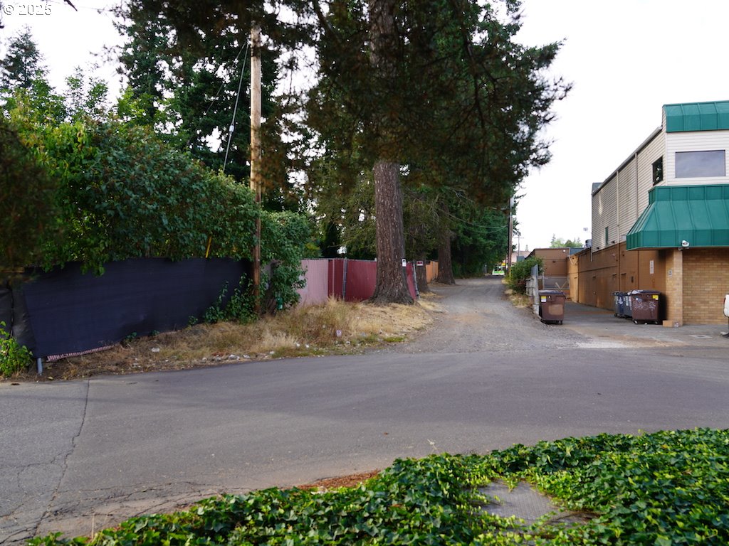 4434 W Powell Blvd Property Photo 3