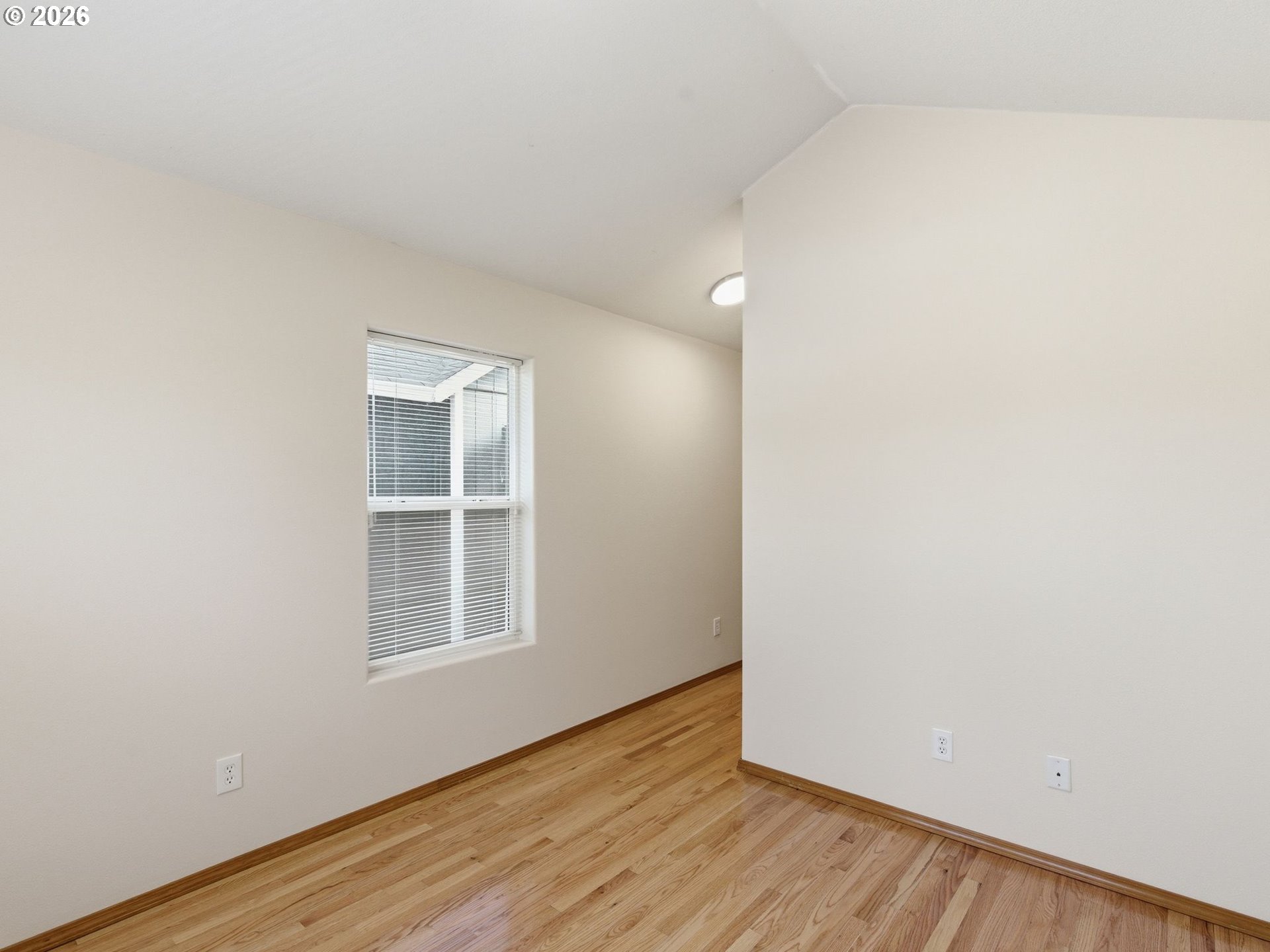 9606 N Clarendon Ave Property Photo 26