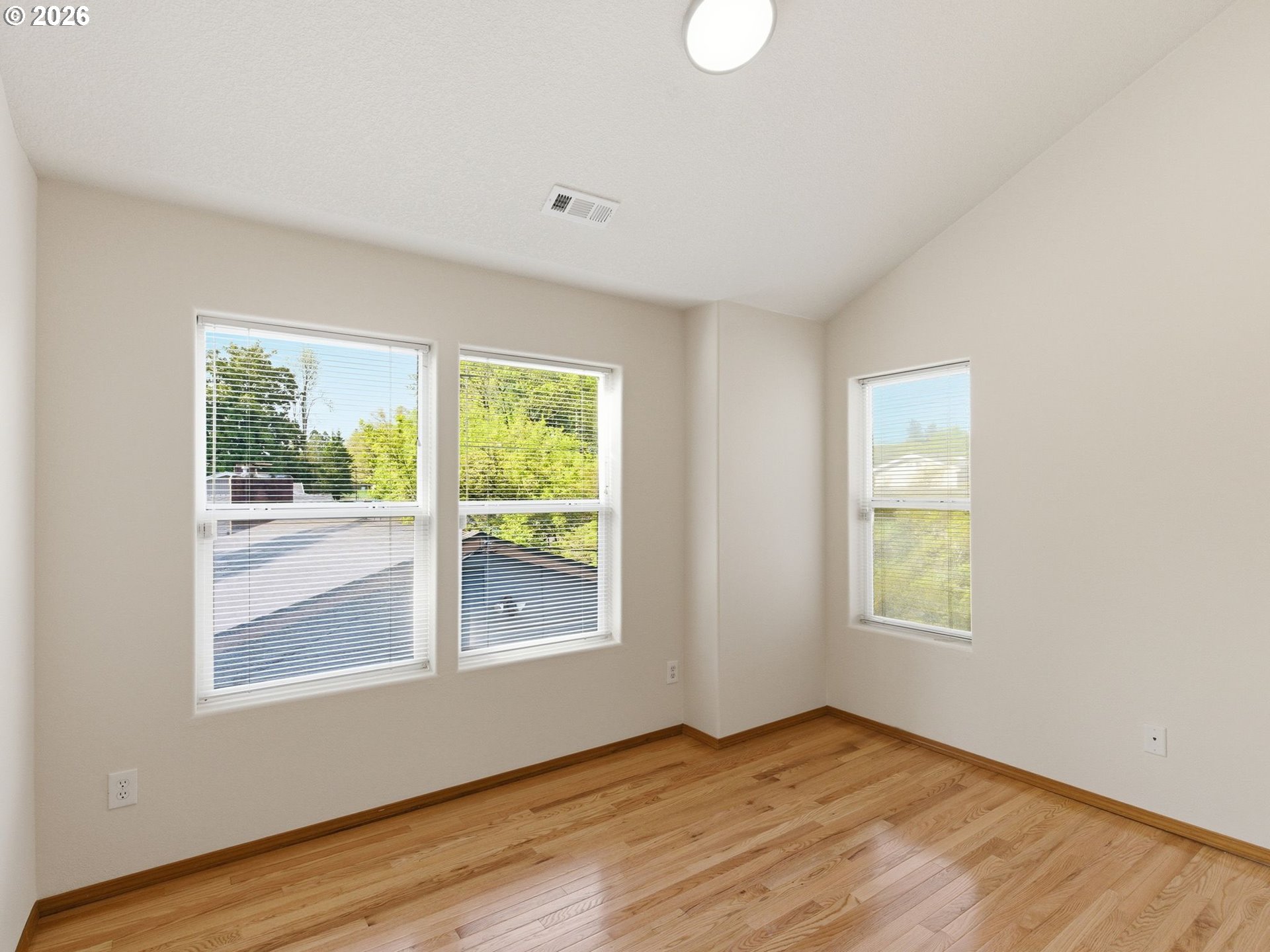 9606 N Clarendon Ave Property Photo 27
