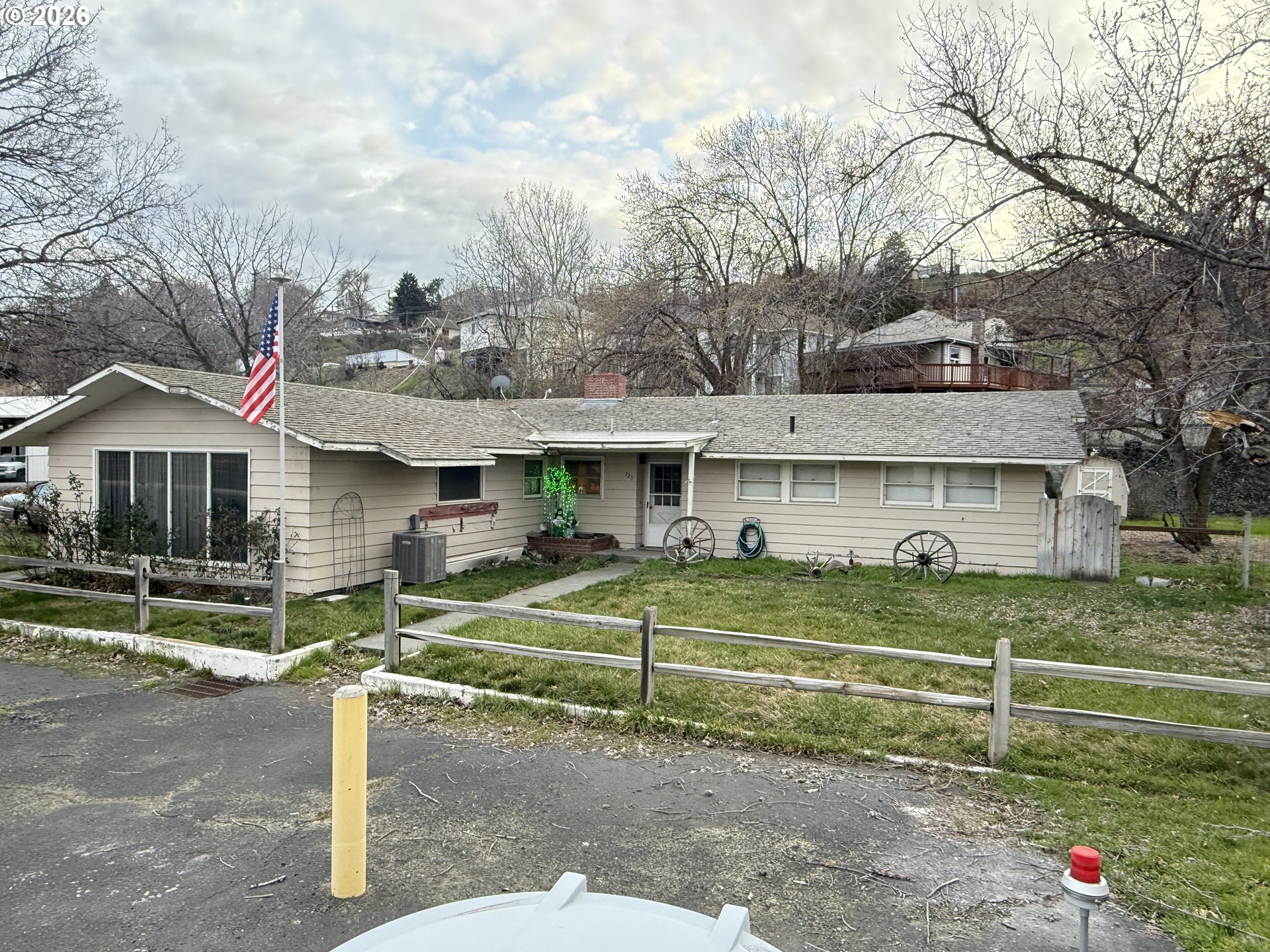 725 Cottonwood St Property Photo 1