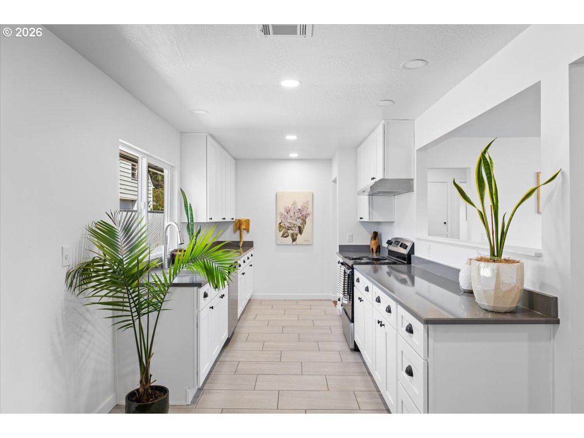 1202 Ne A St Property Photo 3
