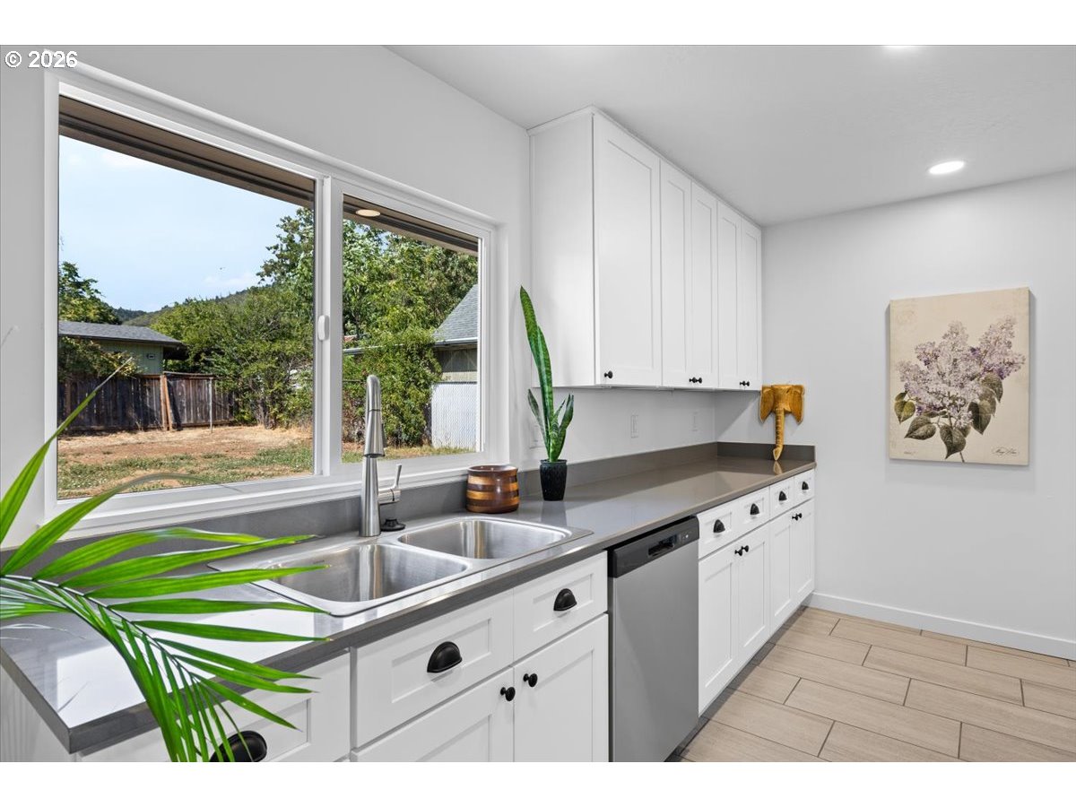 1202 Ne A St Property Photo 4