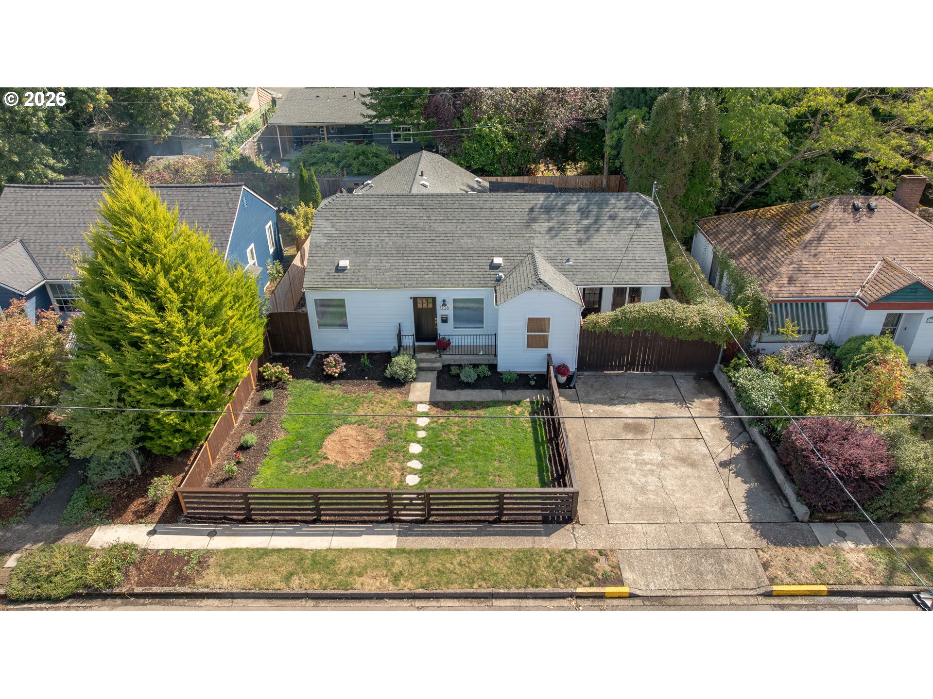 1228 NW CEDAR ST Property Photo 1
