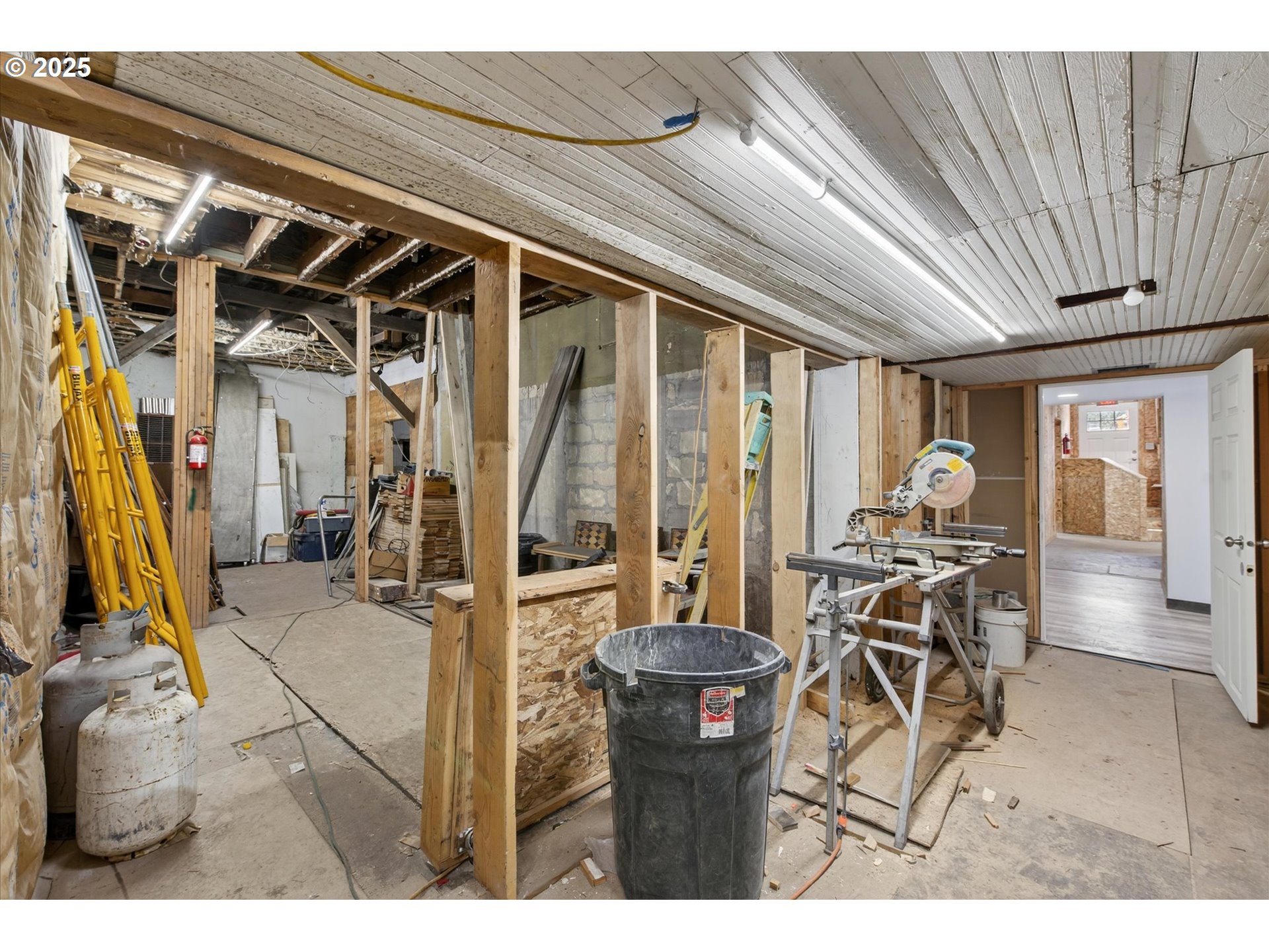 202 E 1st St Property Photo 33