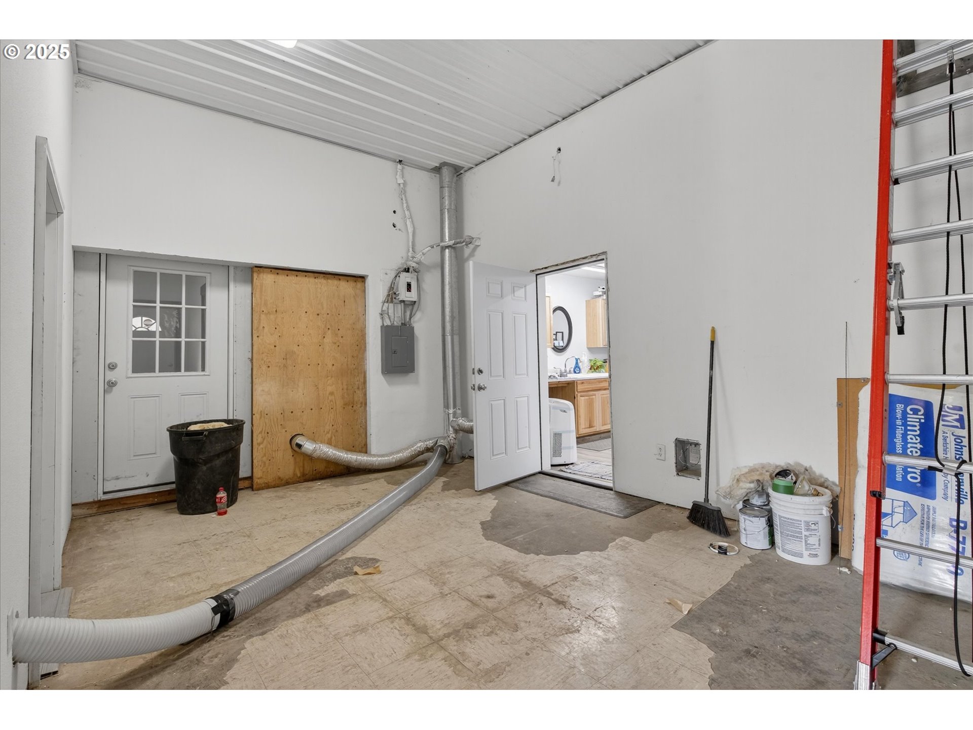 202 E 1st St Property Photo 35
