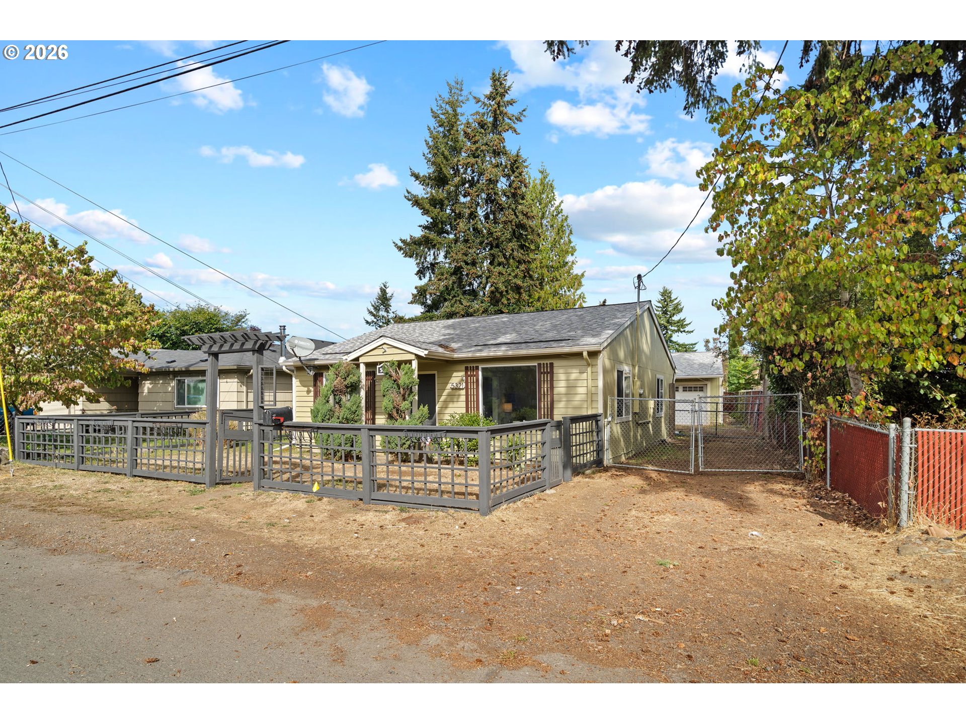 5321 SE HENDERSON ST Property Photo 1