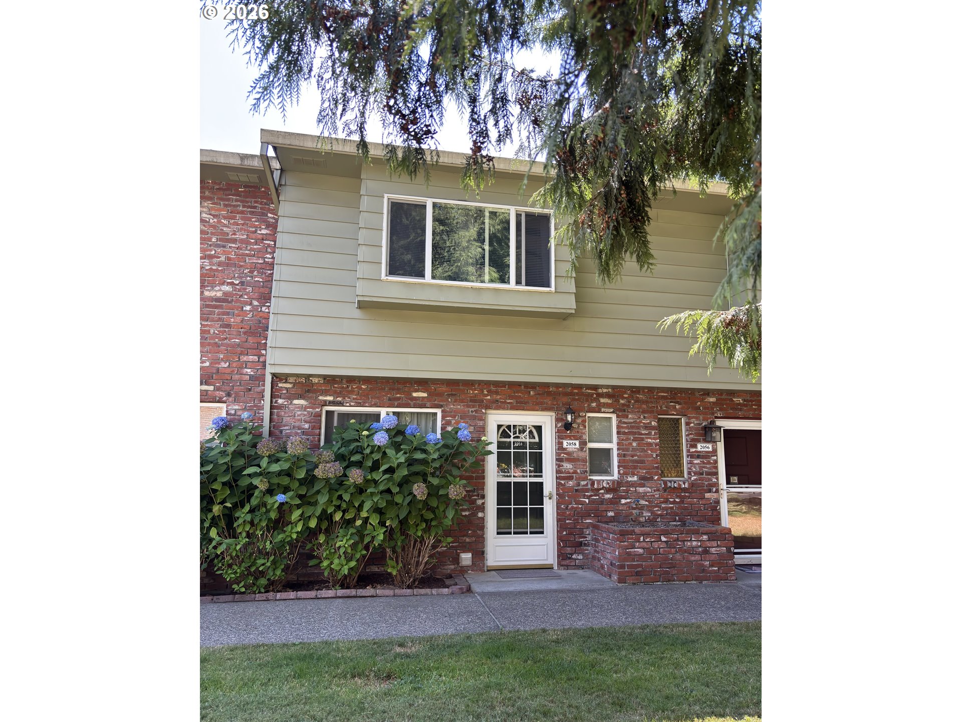 2058 Ne Hogan Dr Property Photo 1