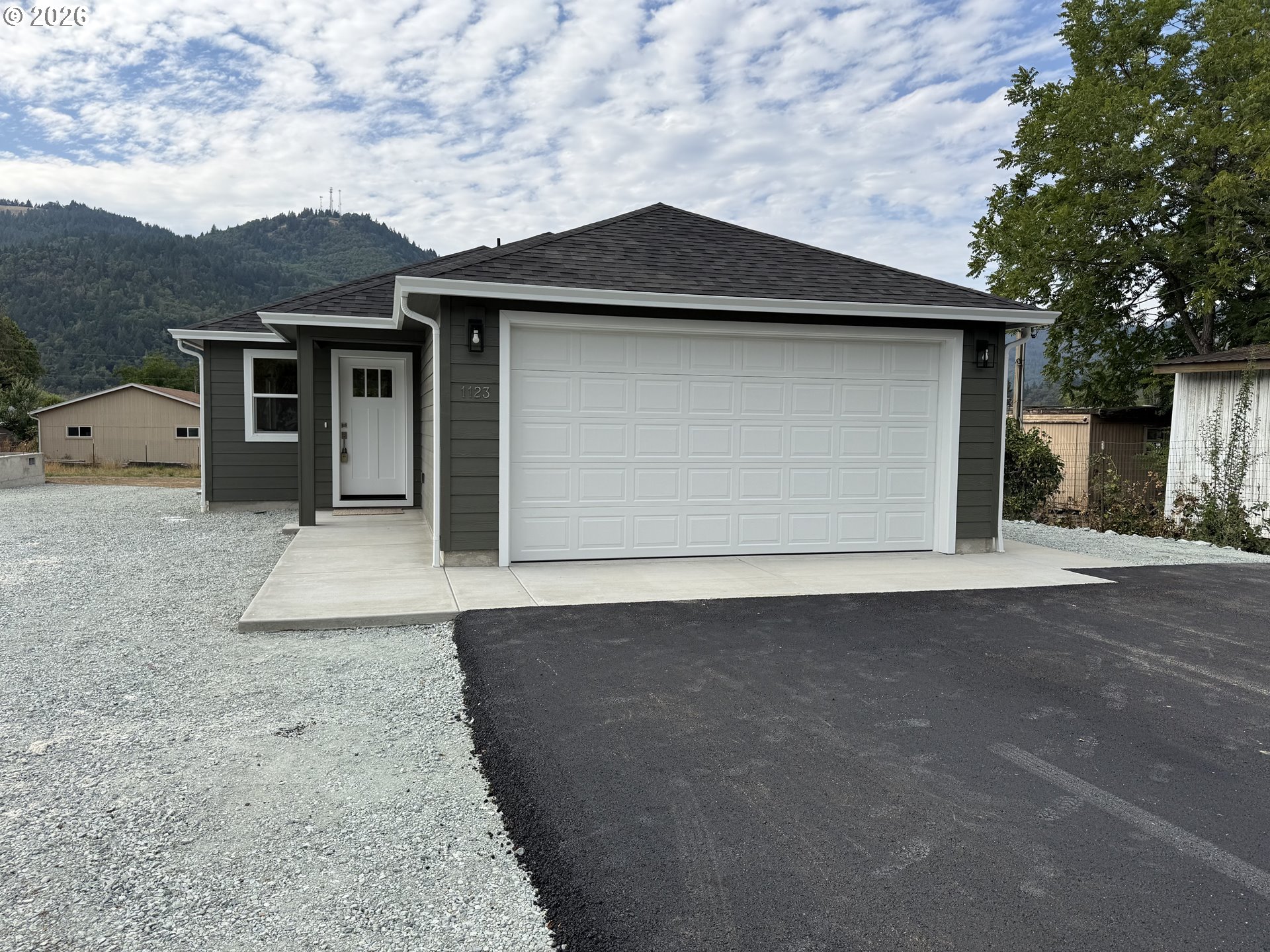 1123 Laura St Property Photo 1