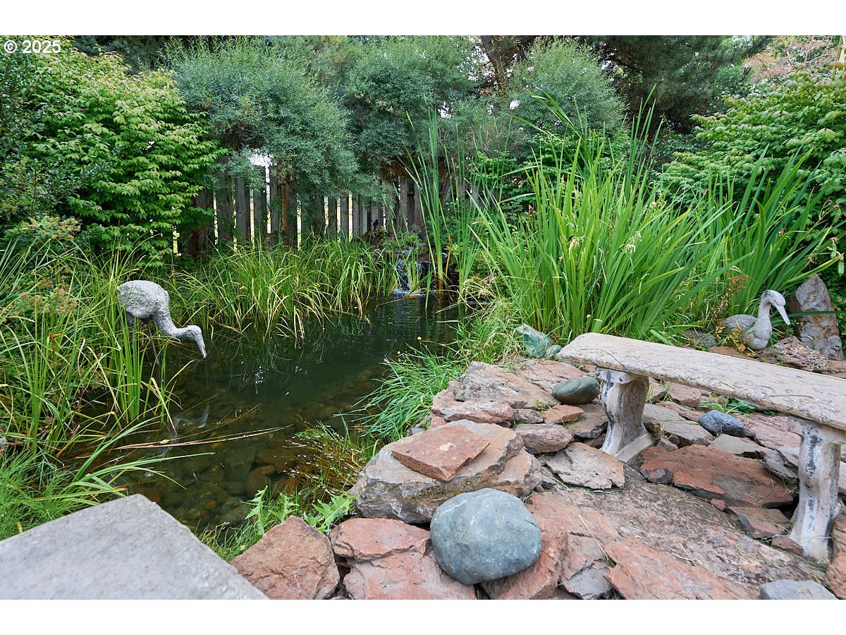 100 W 10th St Property Photo 13