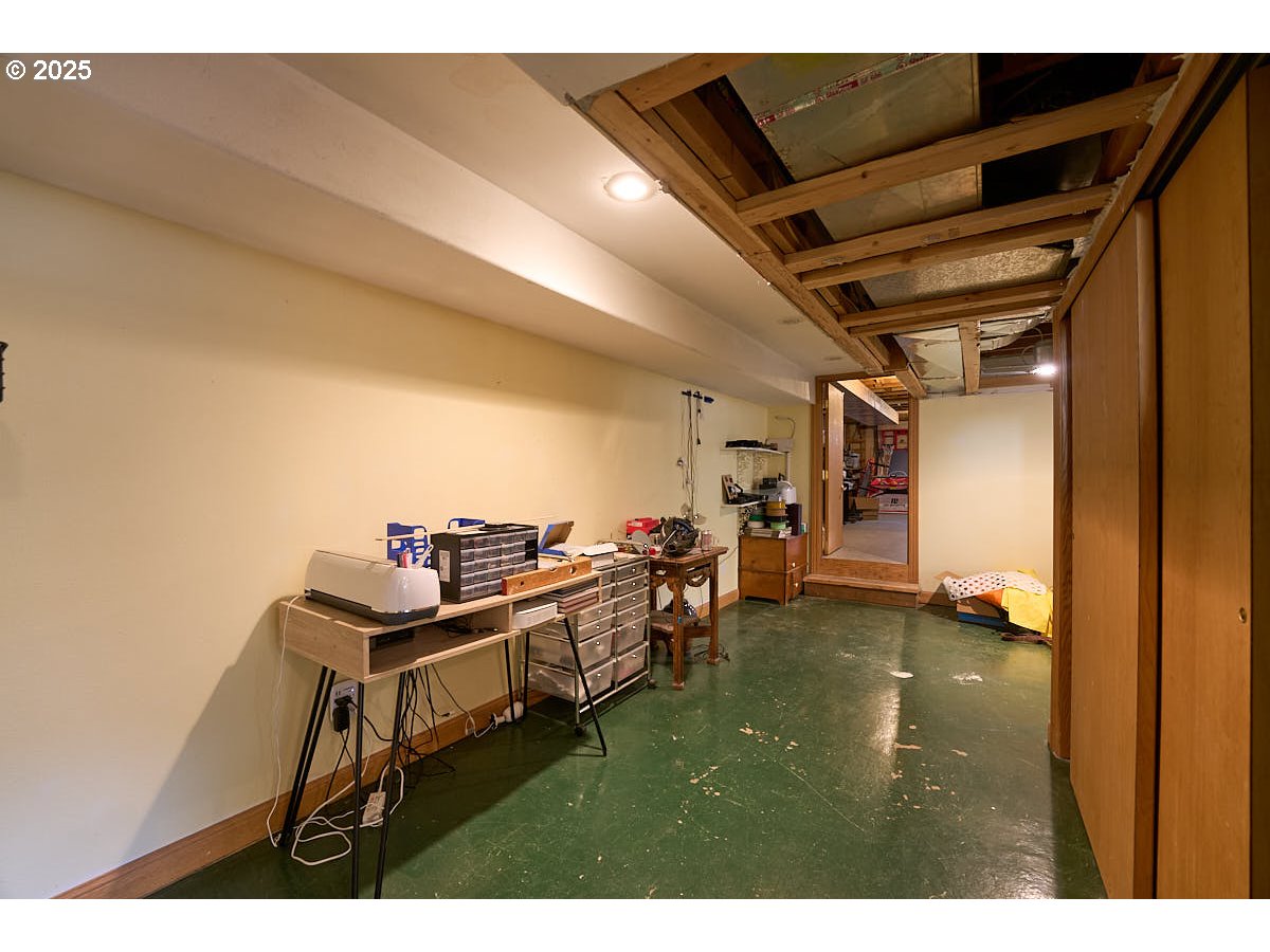 100 W 10th St Property Photo 37