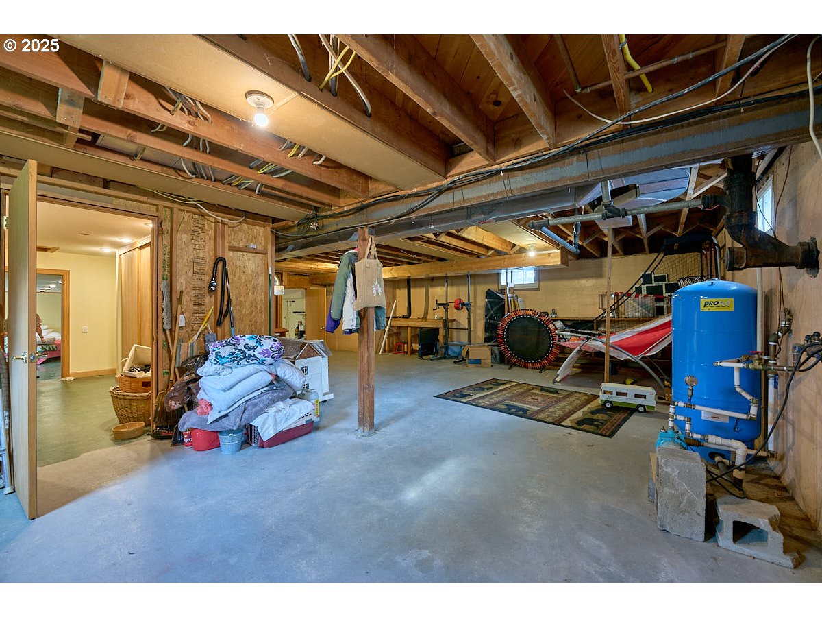 100 W 10th St Property Photo 38