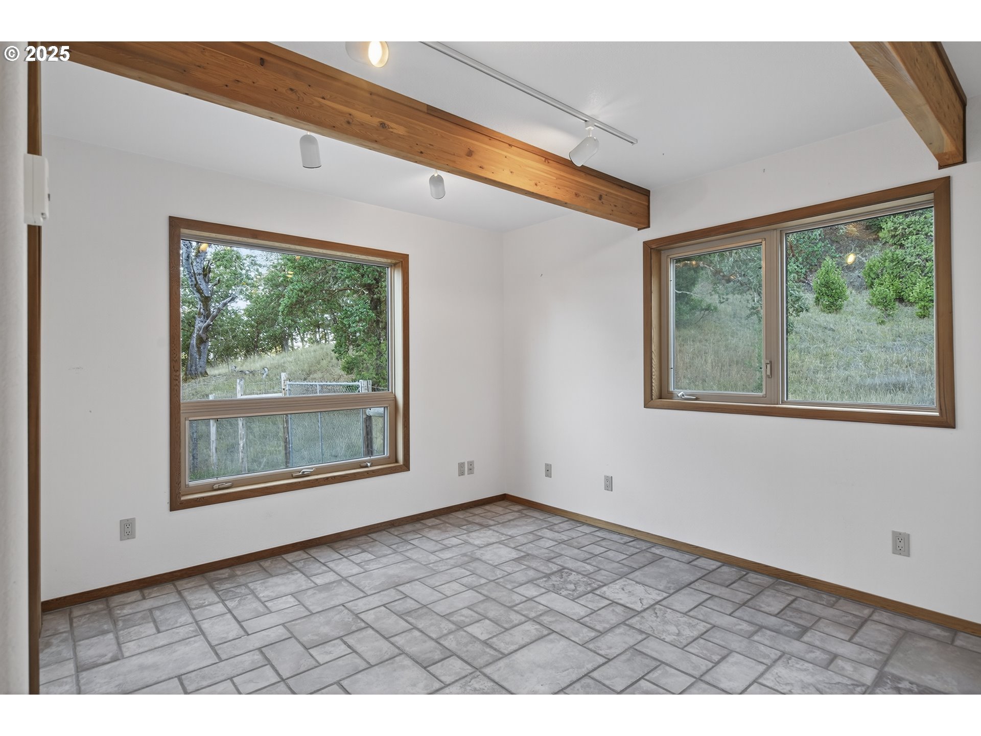 880 Jewel Dr Property Photo 24