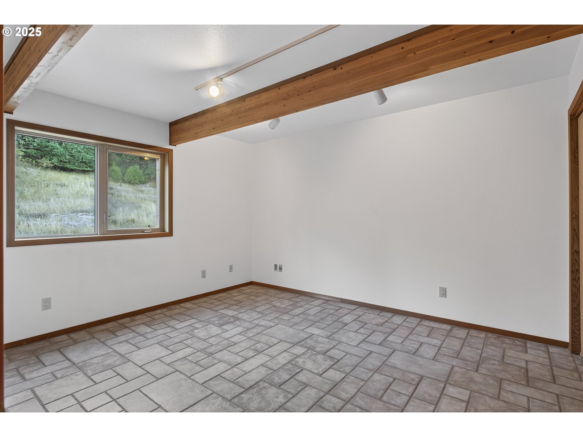 880 Jewel Dr Property Photo 25