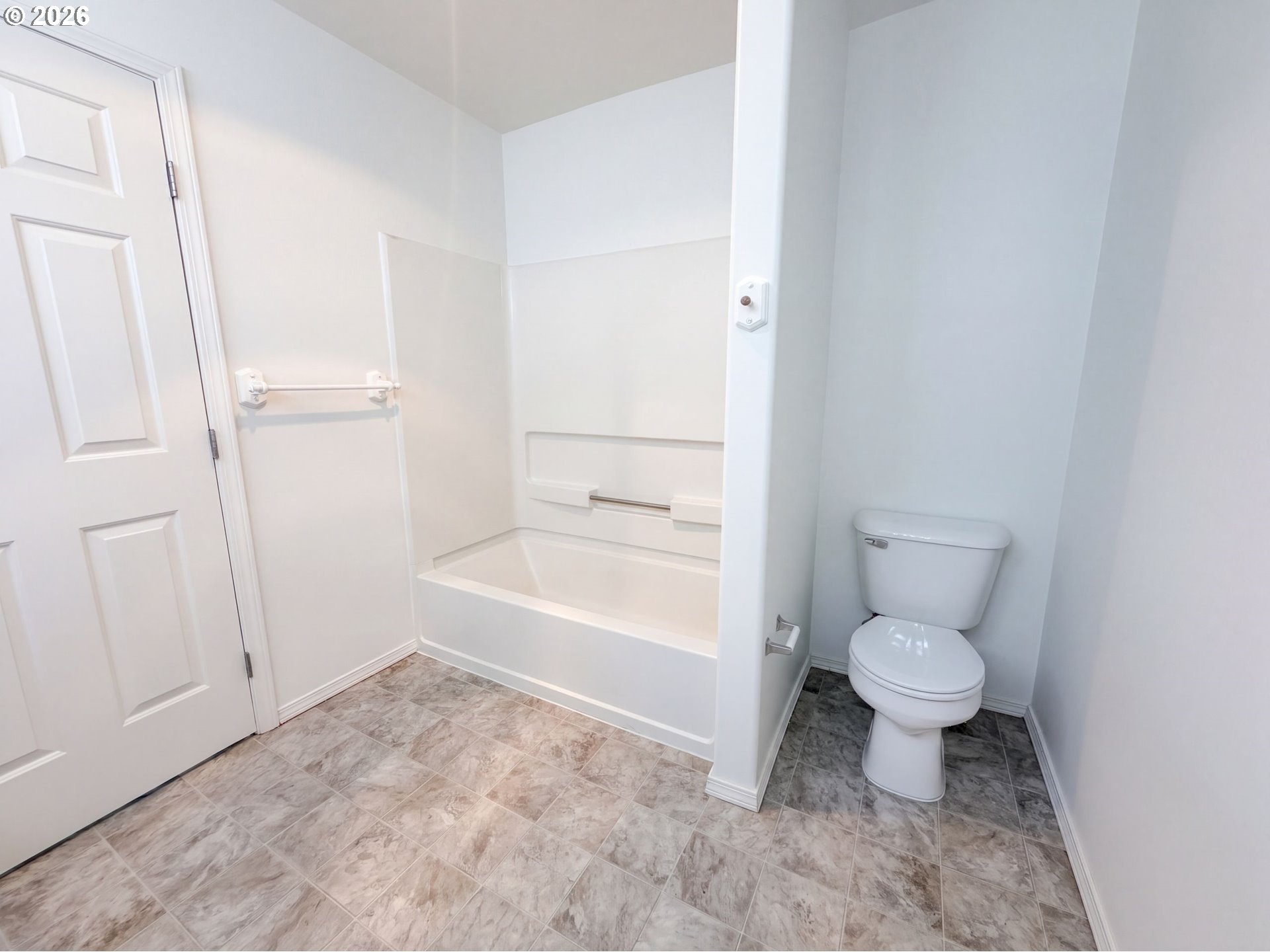 546 Ne Knott St Property Photo 3