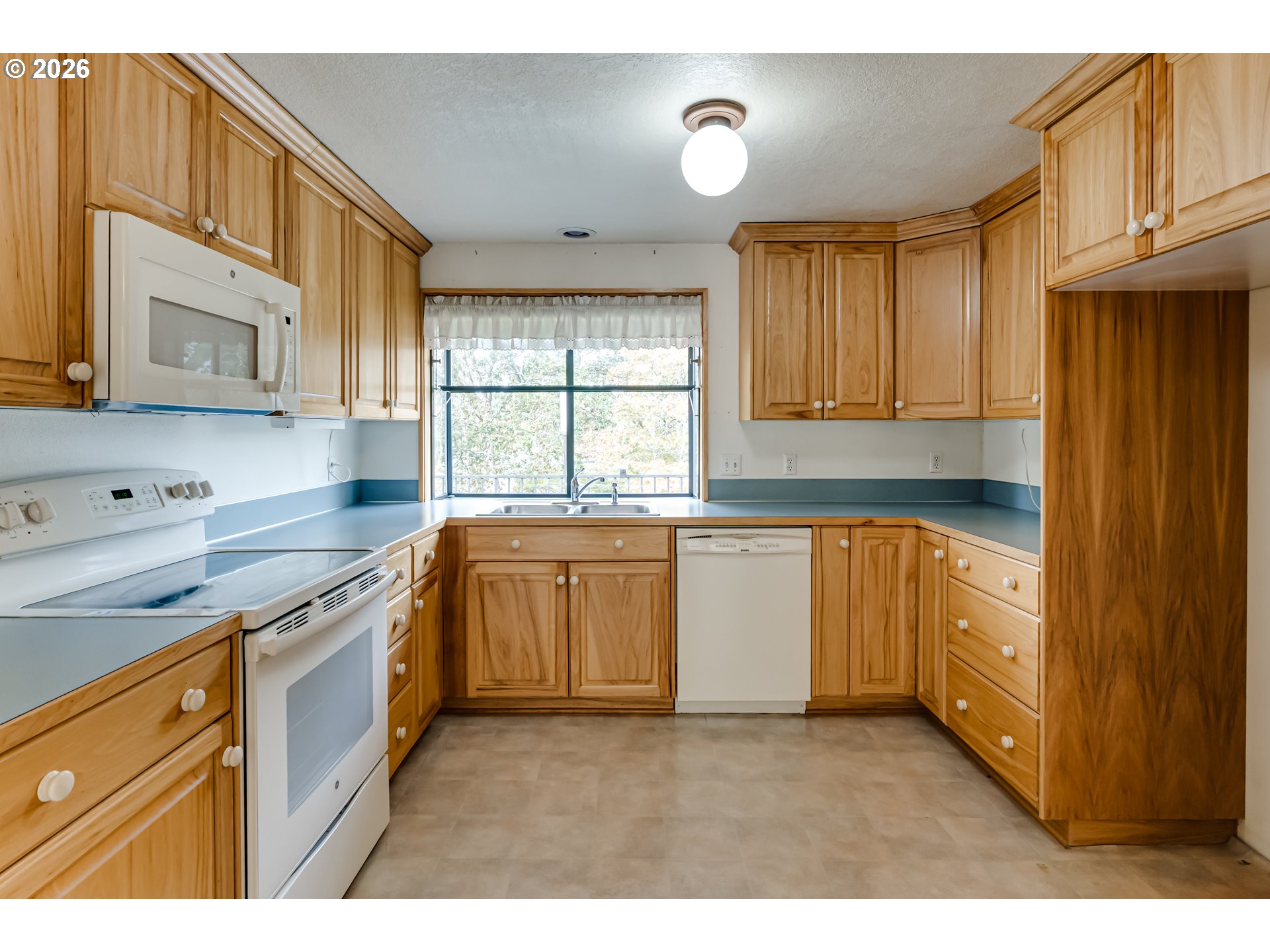 670 Woodcrest Dr Property Photo 8