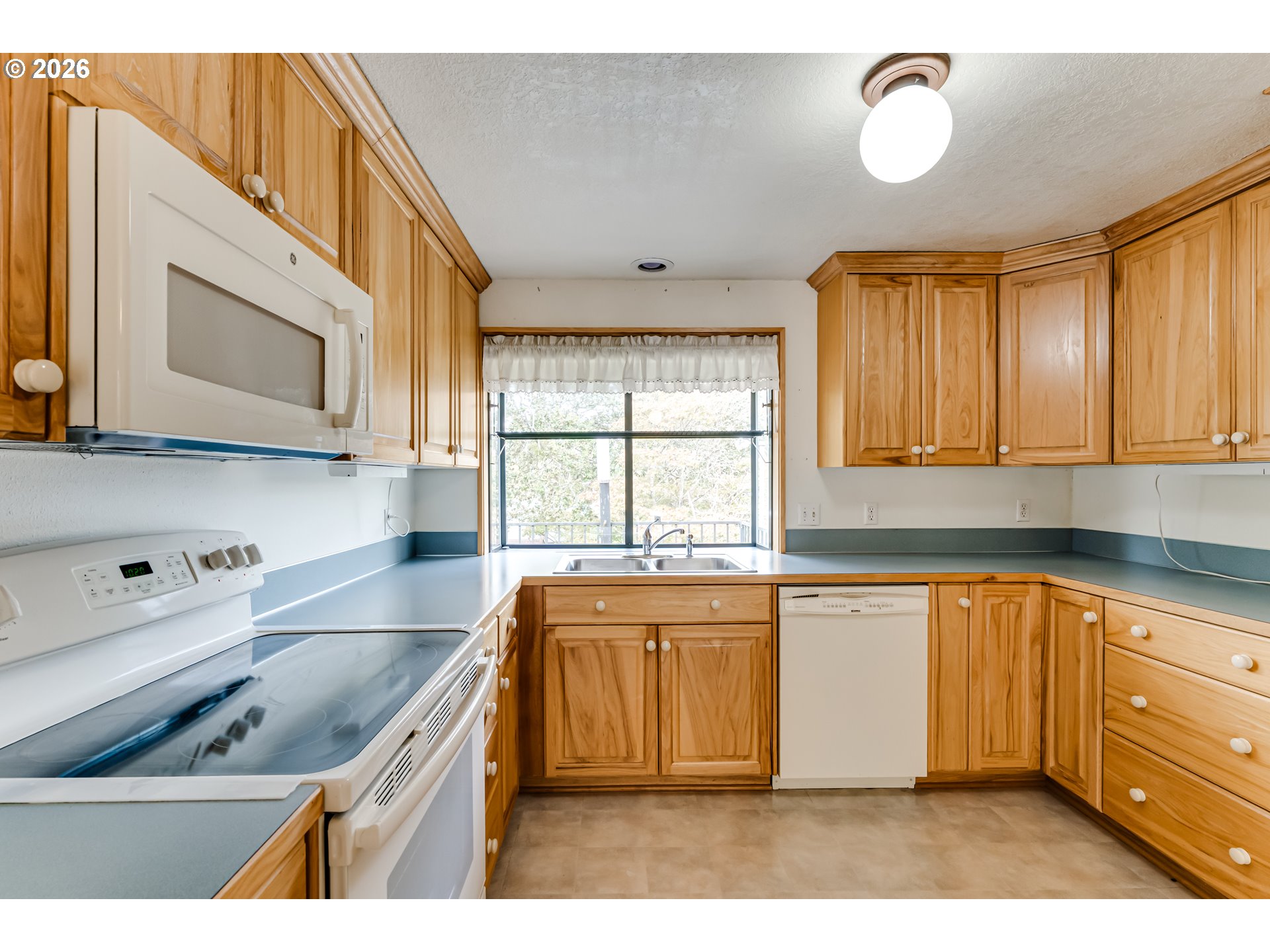670 Woodcrest Dr Property Photo 9