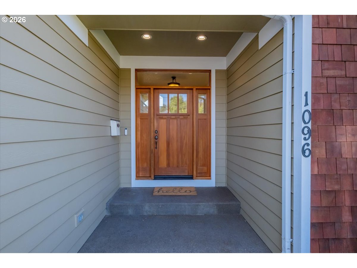 1096 8th Ave Property Photo 4