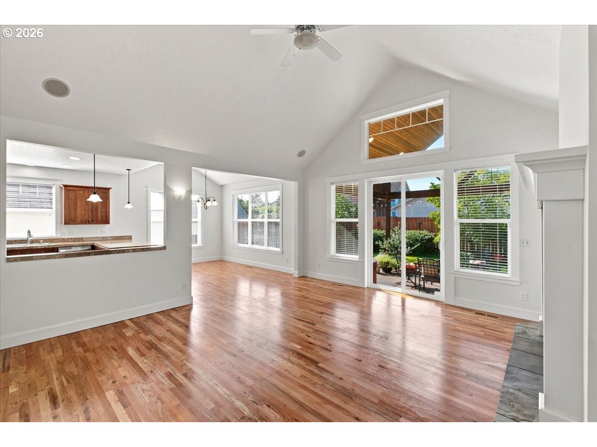 1096 8th Ave Property Photo 6