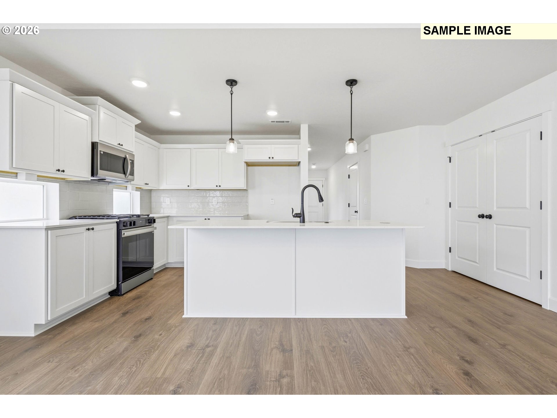 577 Taft St Property Photo 10