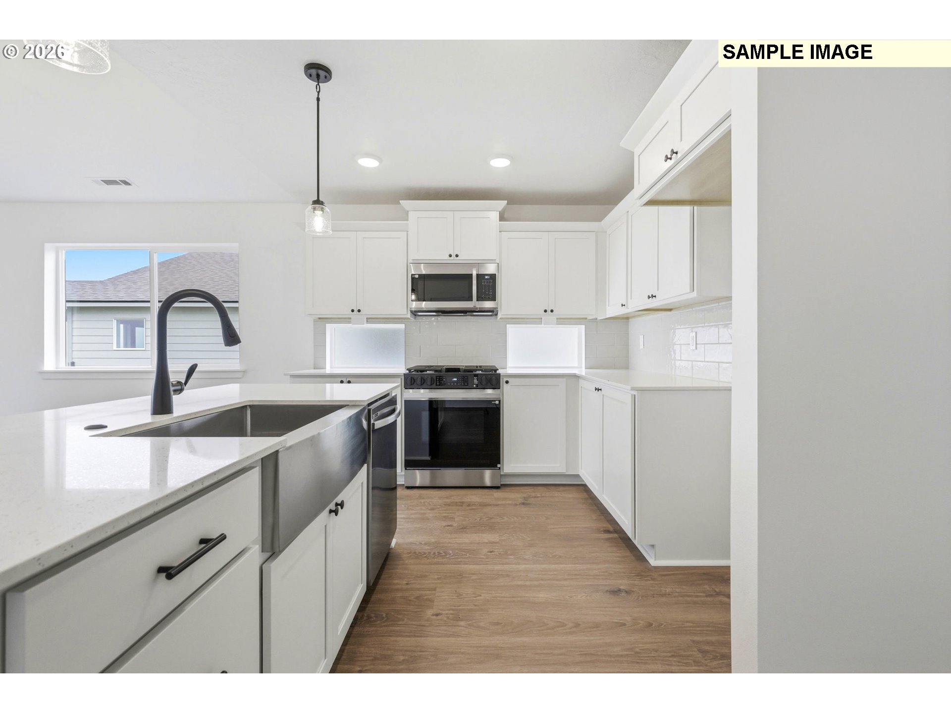 577 Taft St Property Photo 12