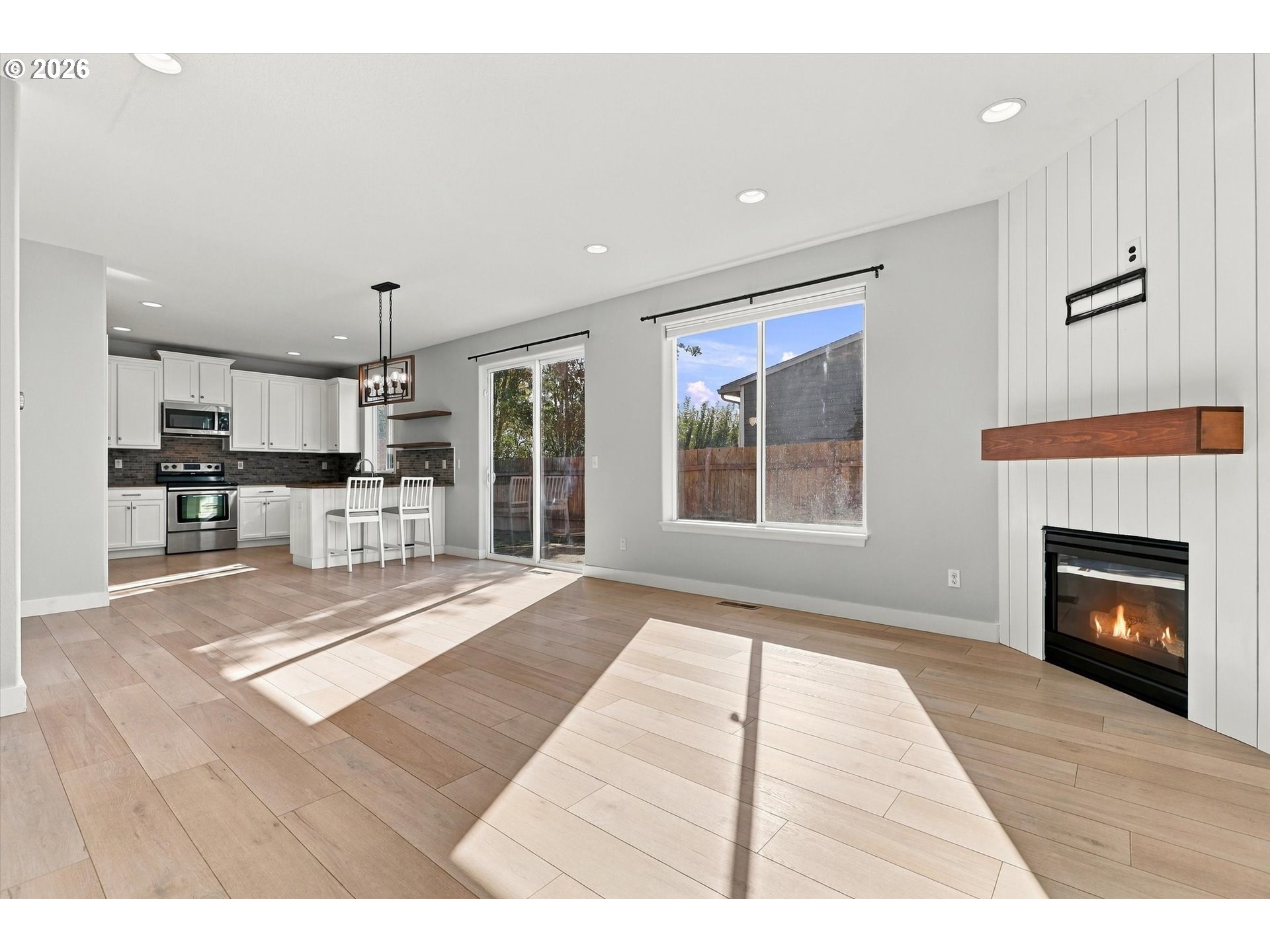 607 10th Ct Property Photo 3