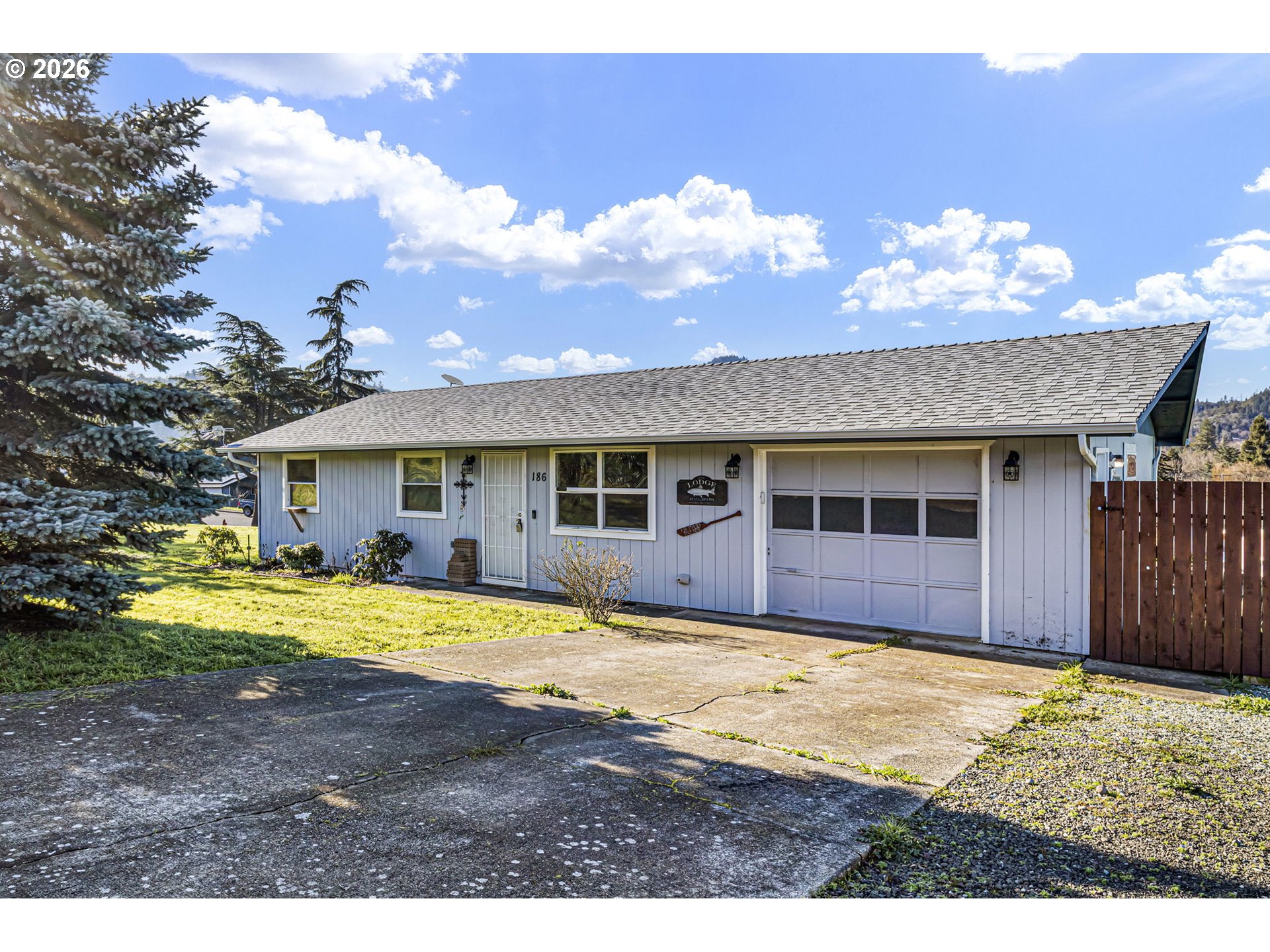 186 NE SANDY TER Property Photo 1
