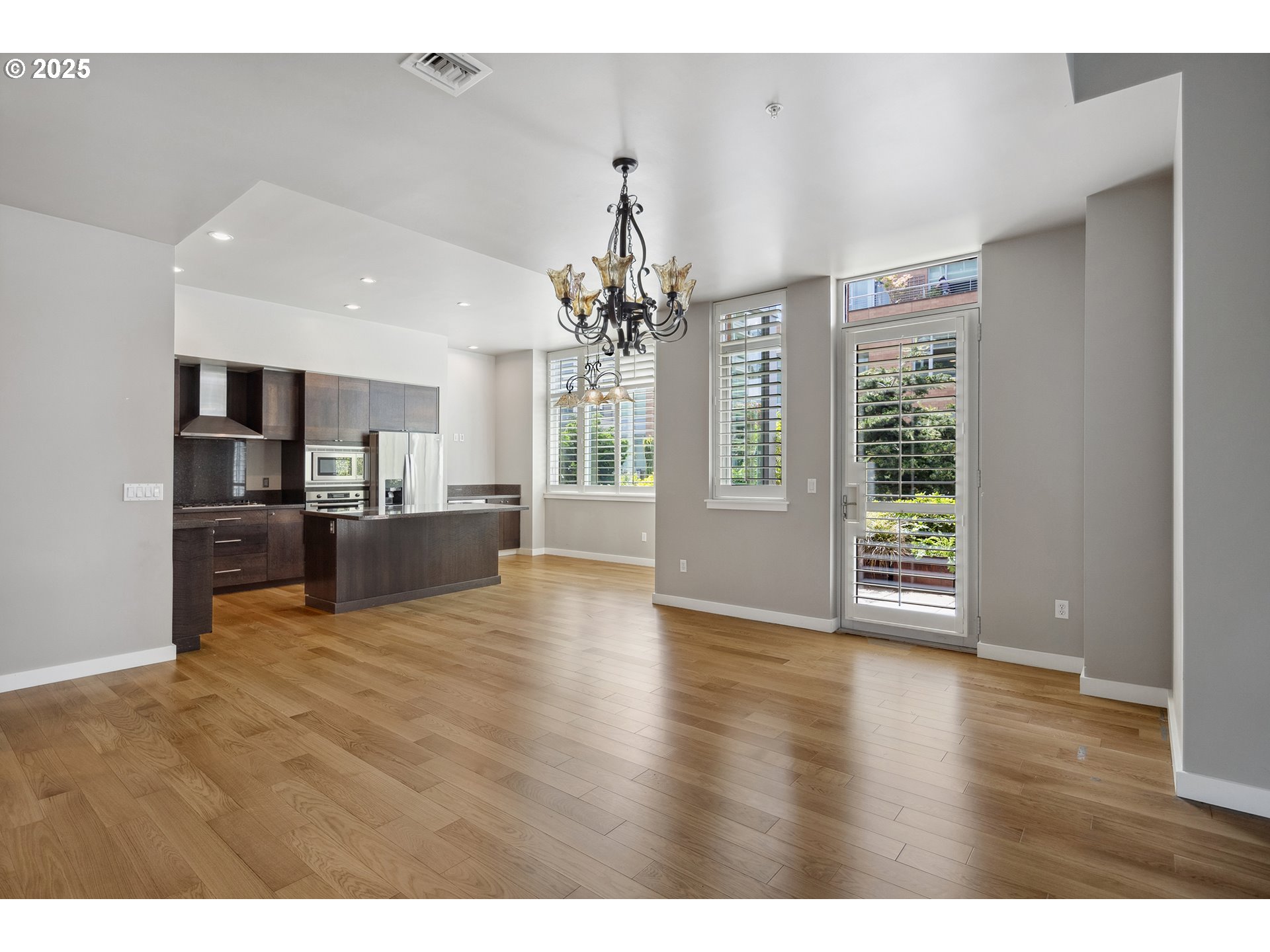 1920 S River Dr E102 Property Photo 11