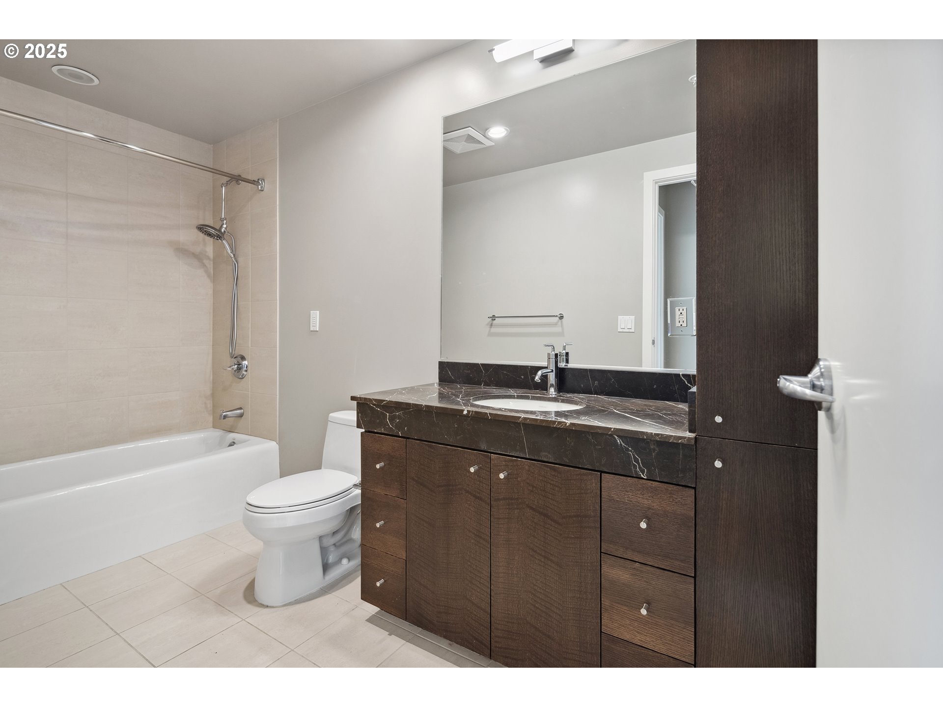 1920 S River Dr E102 Property Photo 21