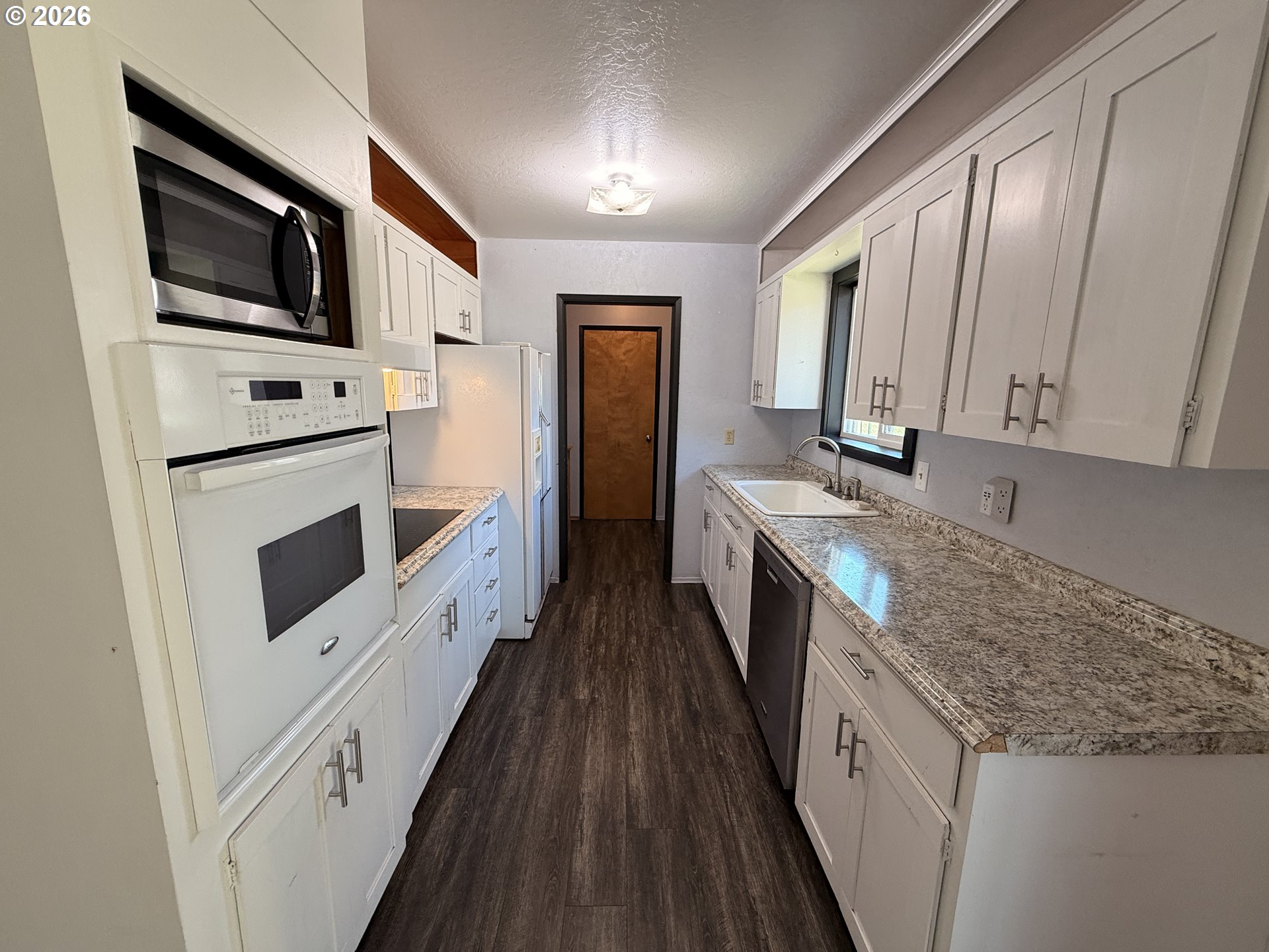 1638 Hines Blvd Property Photo 6