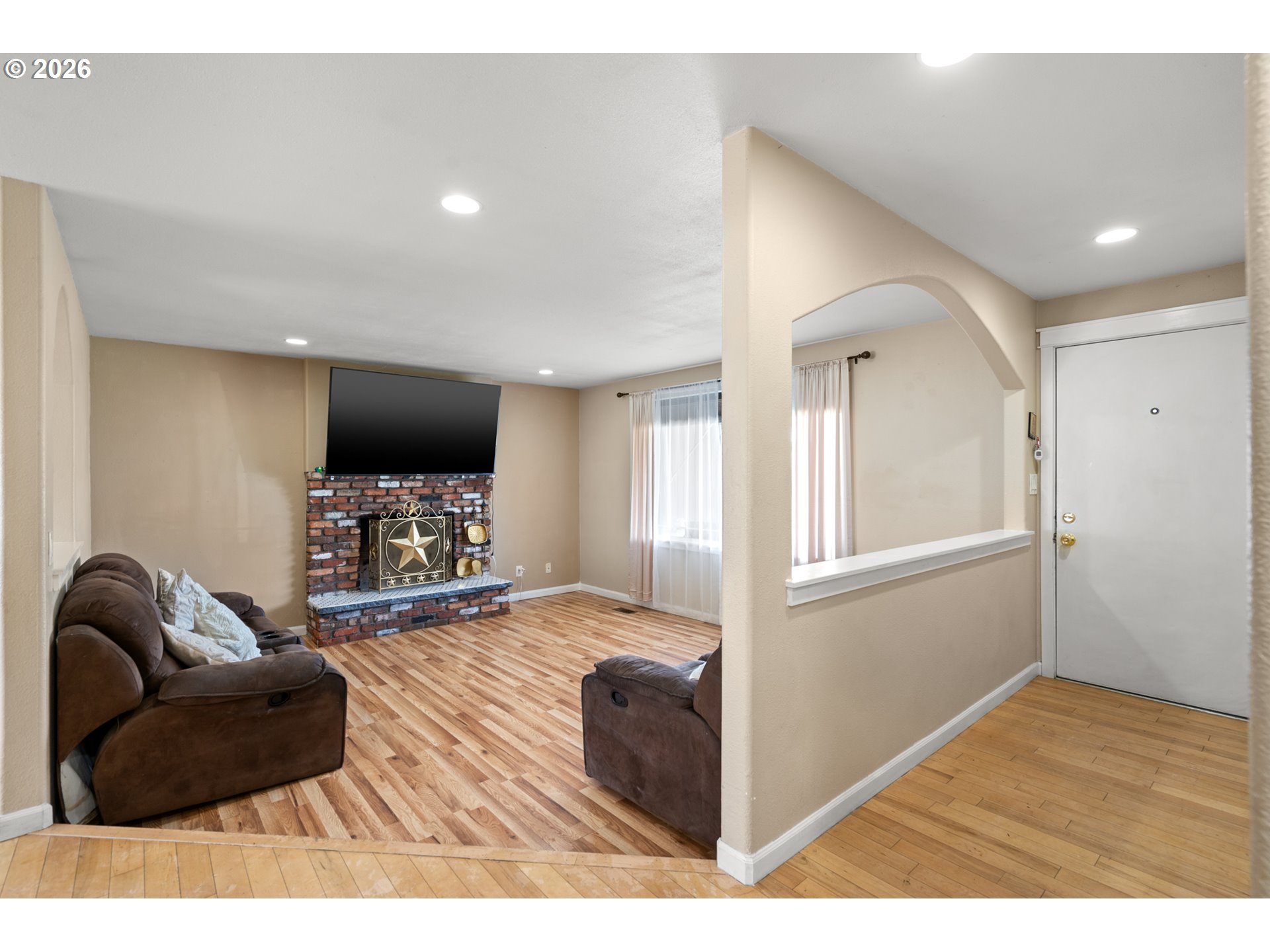825 W Division Ave Property Photo 8