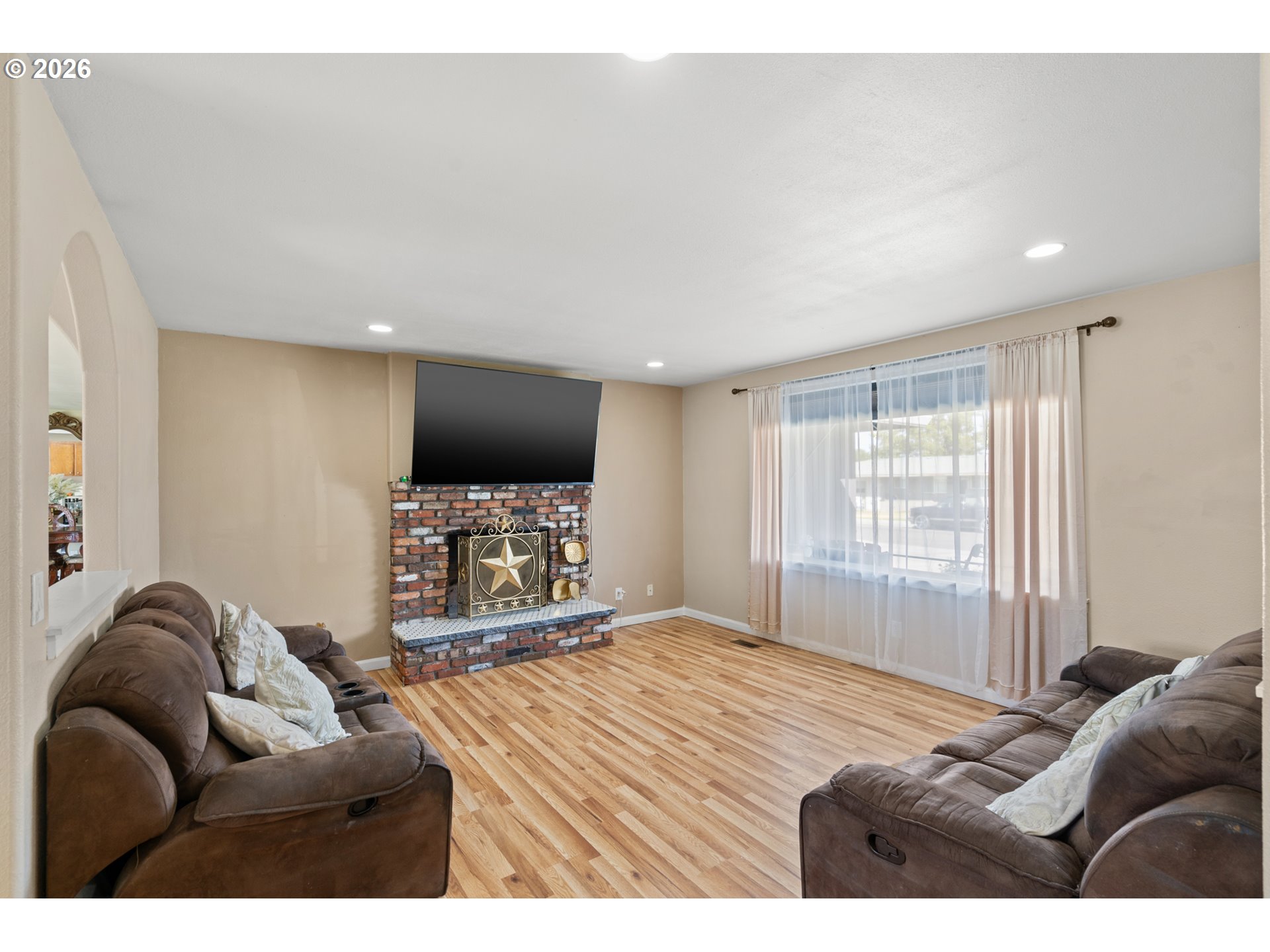 825 W Division Ave Property Photo 9