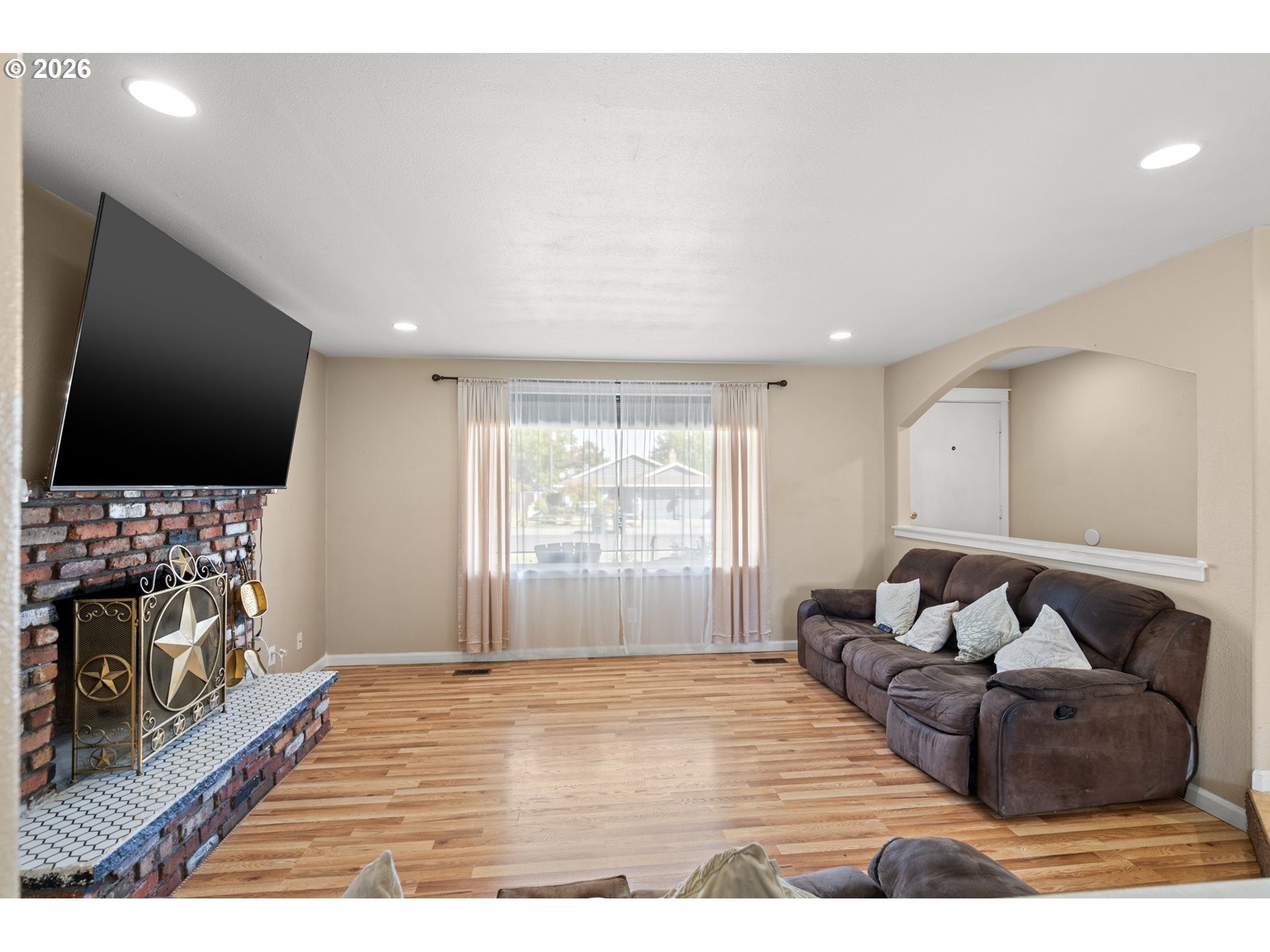 825 W Division Ave Property Photo 14