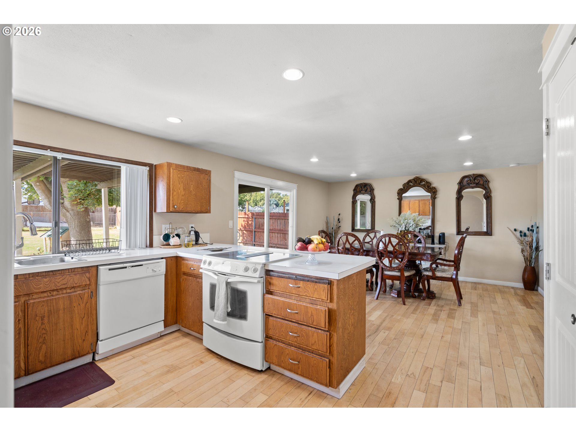 825 W Division Ave Property Photo 15