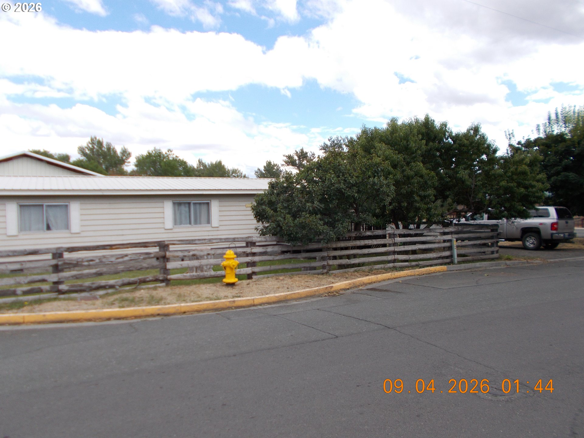 586 Ingle St Property Photo 2