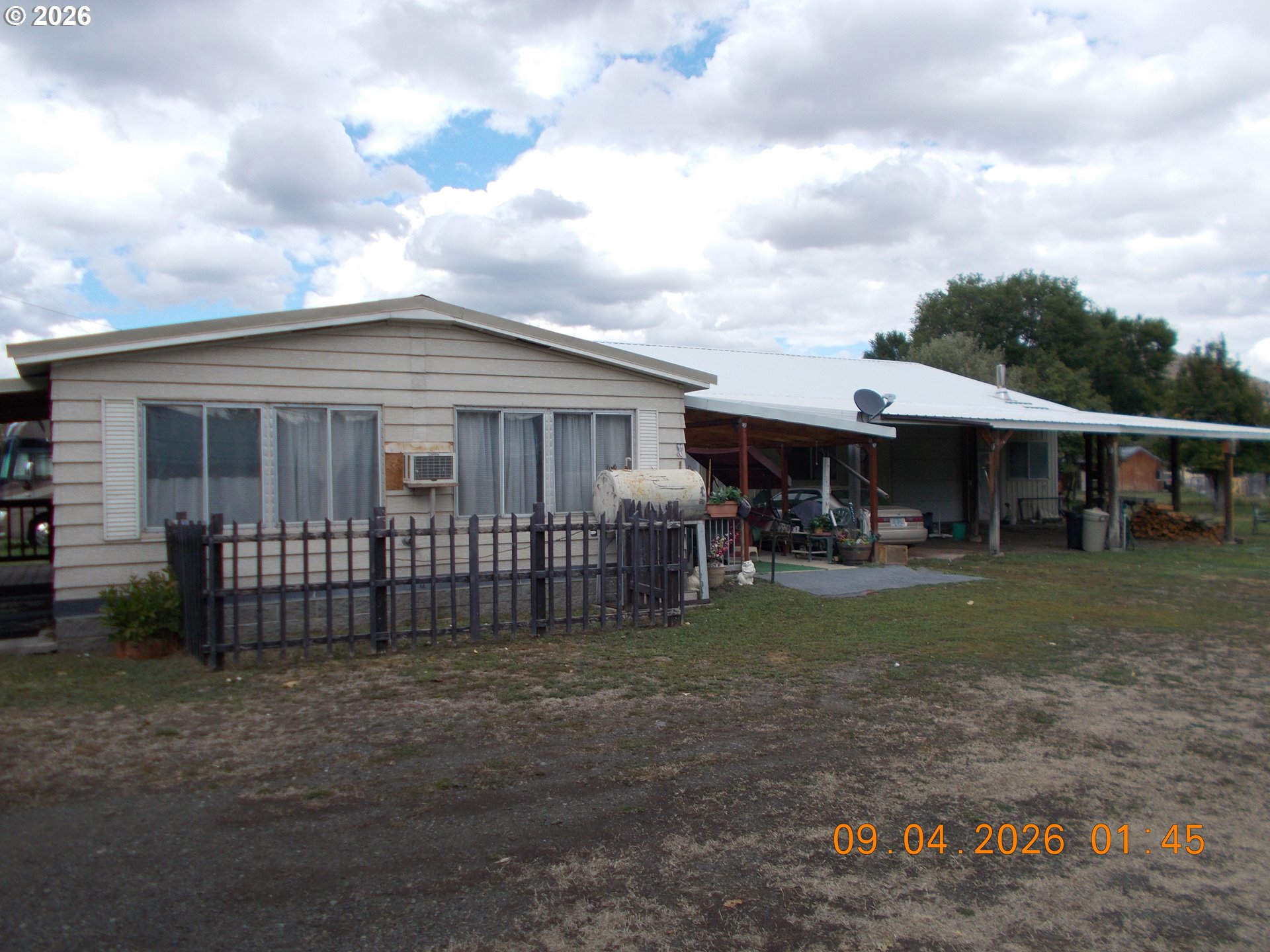 586 Ingle St Property Photo 3