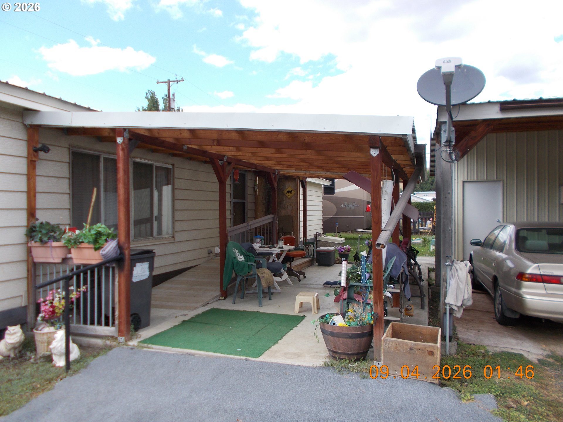 586 Ingle St Property Photo 6
