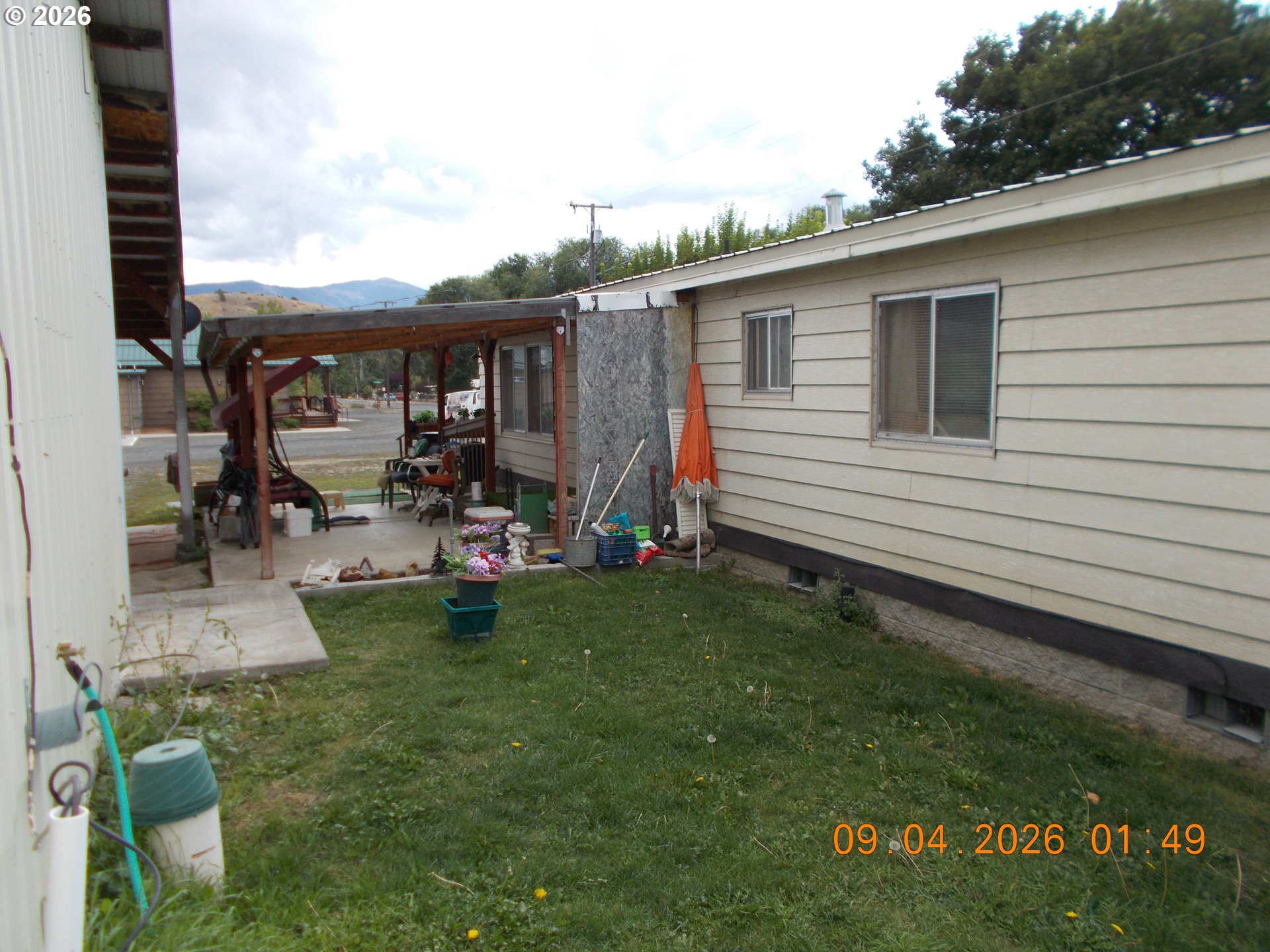 586 Ingle St Property Photo 19