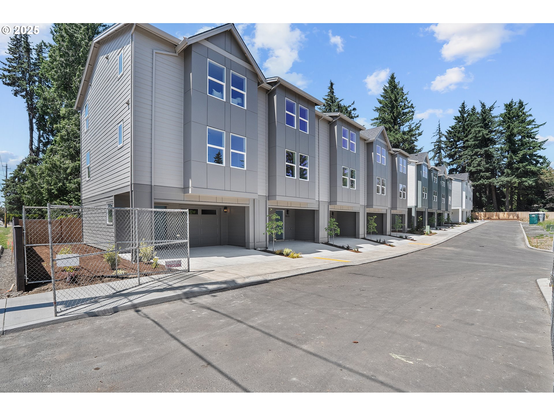 15139 E Burnside St Property Photo 1