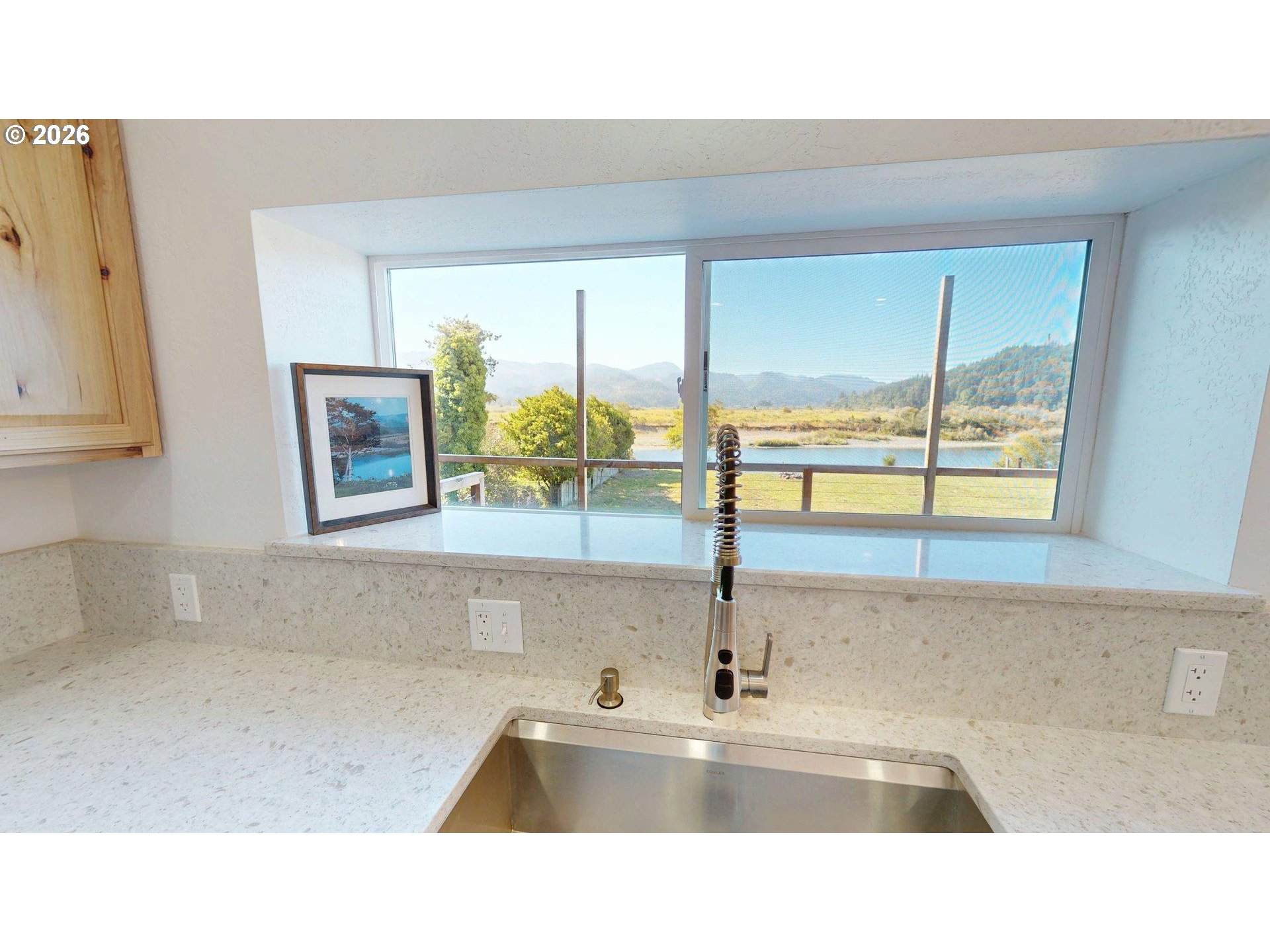 95452 N Bank Rogue River Rd Property Photo 14