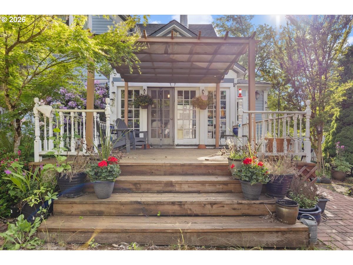 511 Oak St Property Photo 32