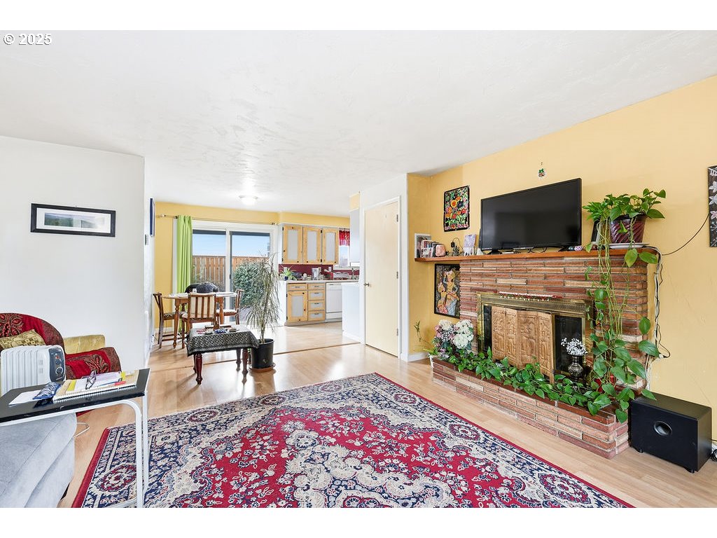 207 W D St Property Photo 5