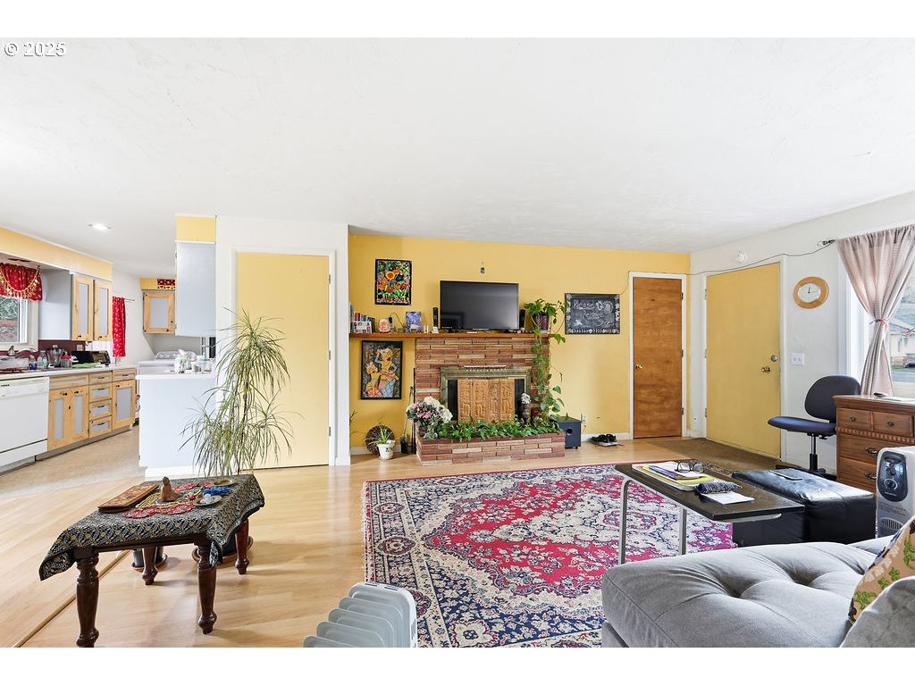 207 W D St Property Photo 7